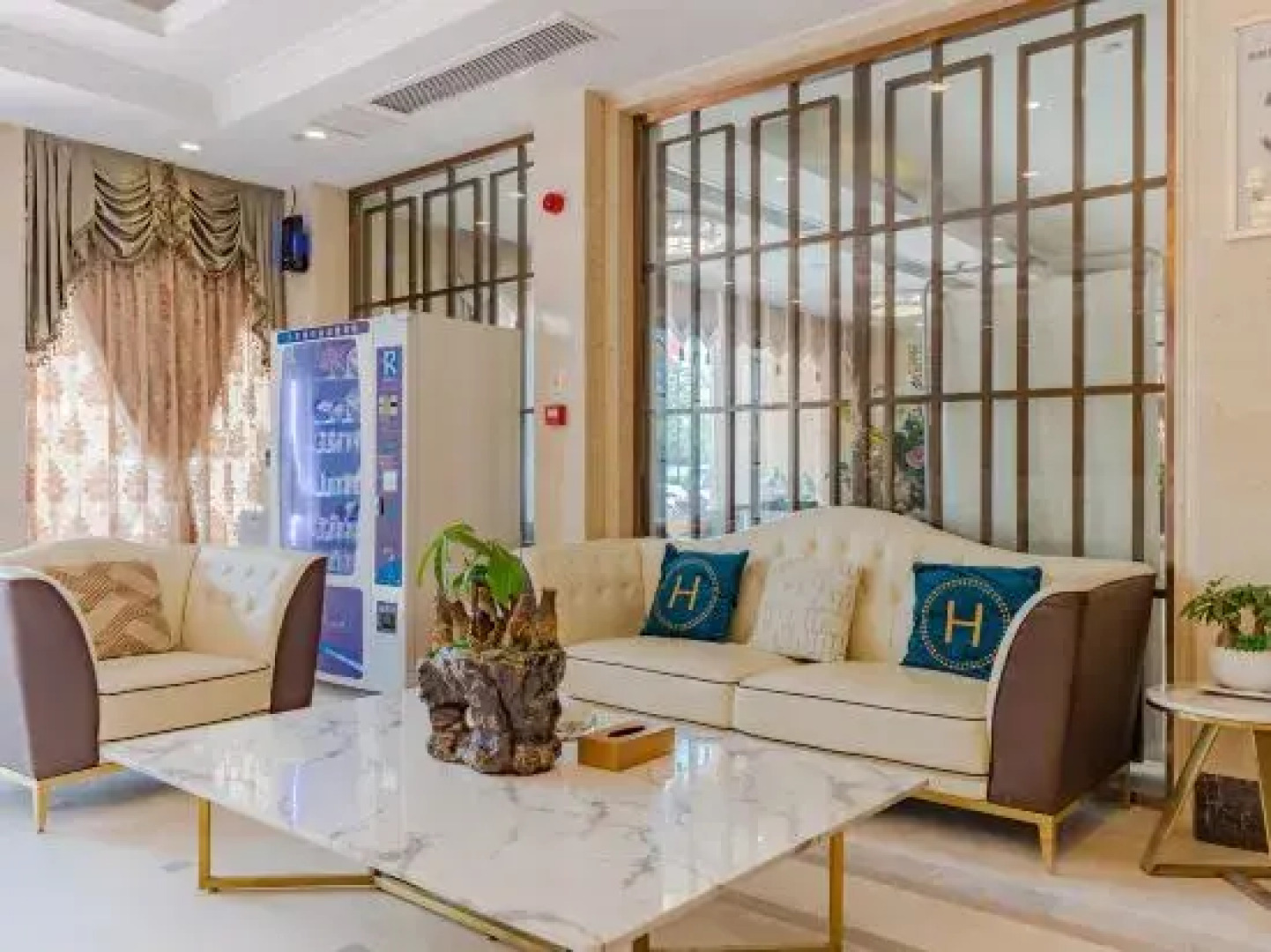 Vienna Hotel (Shou County Jingrun Central City)