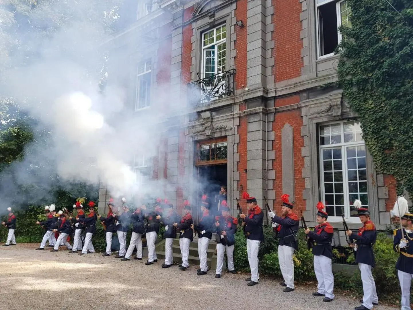 Château Lambert Hotel-Resto-Parking-Shuttle, a 1 ha green Oasis at 8 min from CRL Airport without any noise