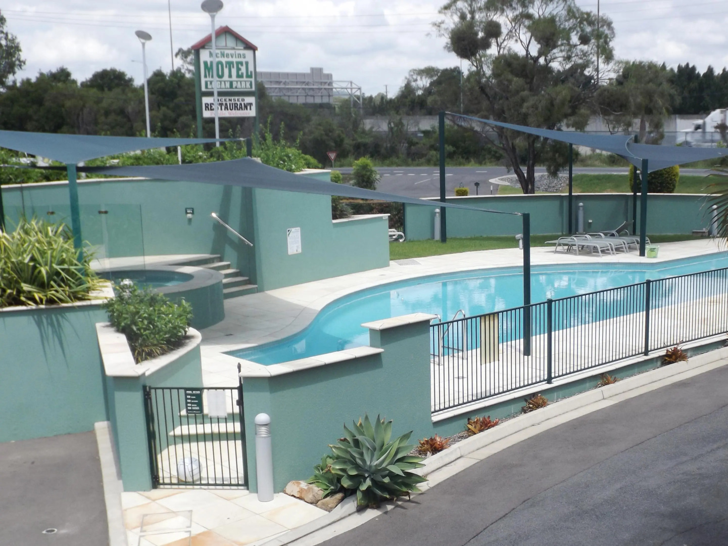 Puffers Inn Logan Motel