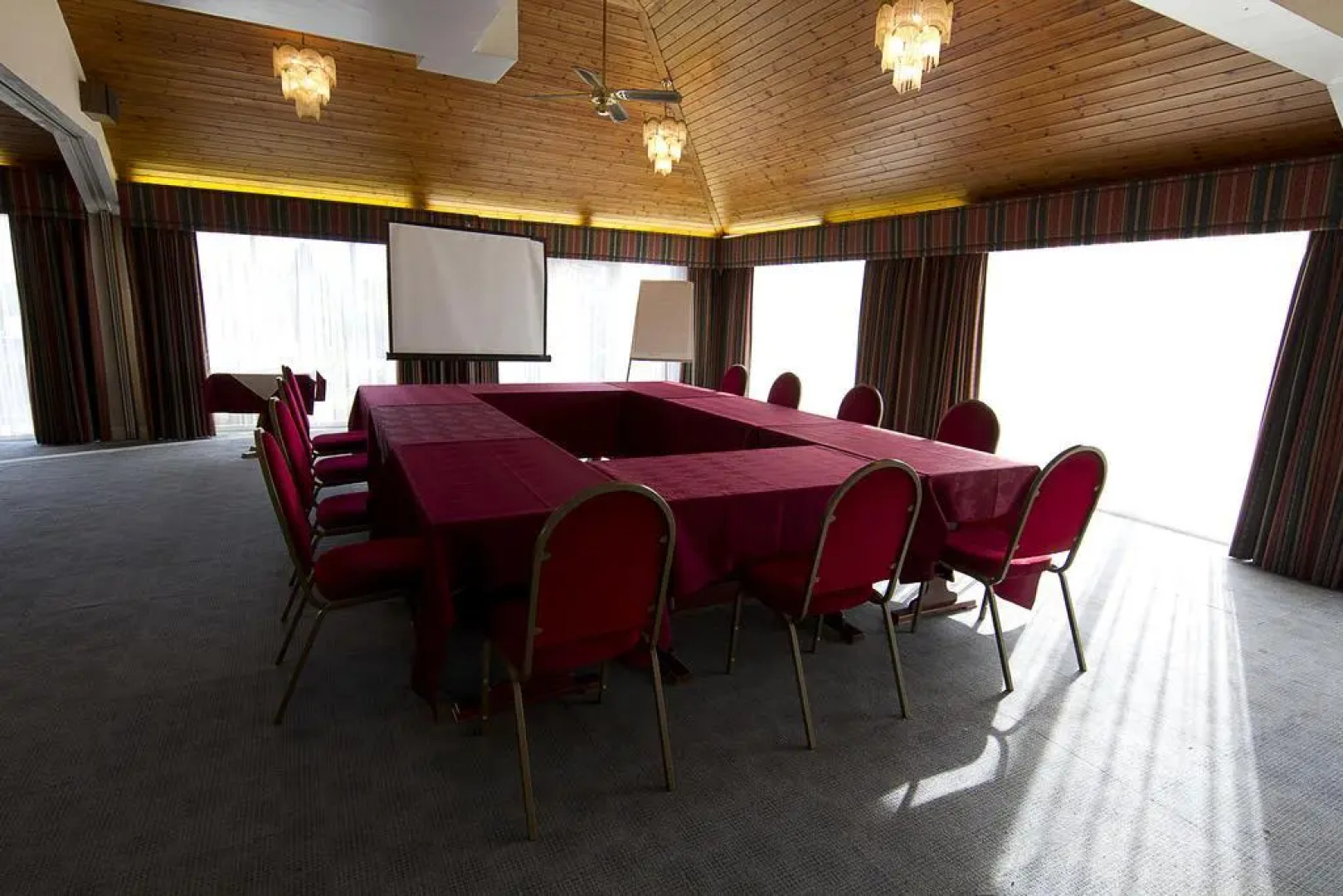 Almondsbury Inn & Lounge