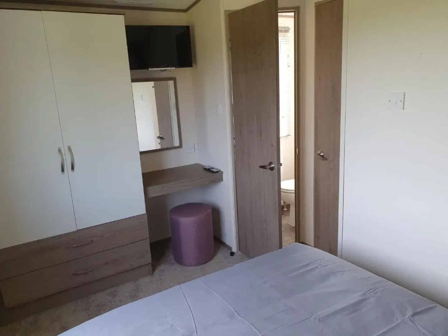 46 Lancaster Crescent Luxury caravan with hot tub