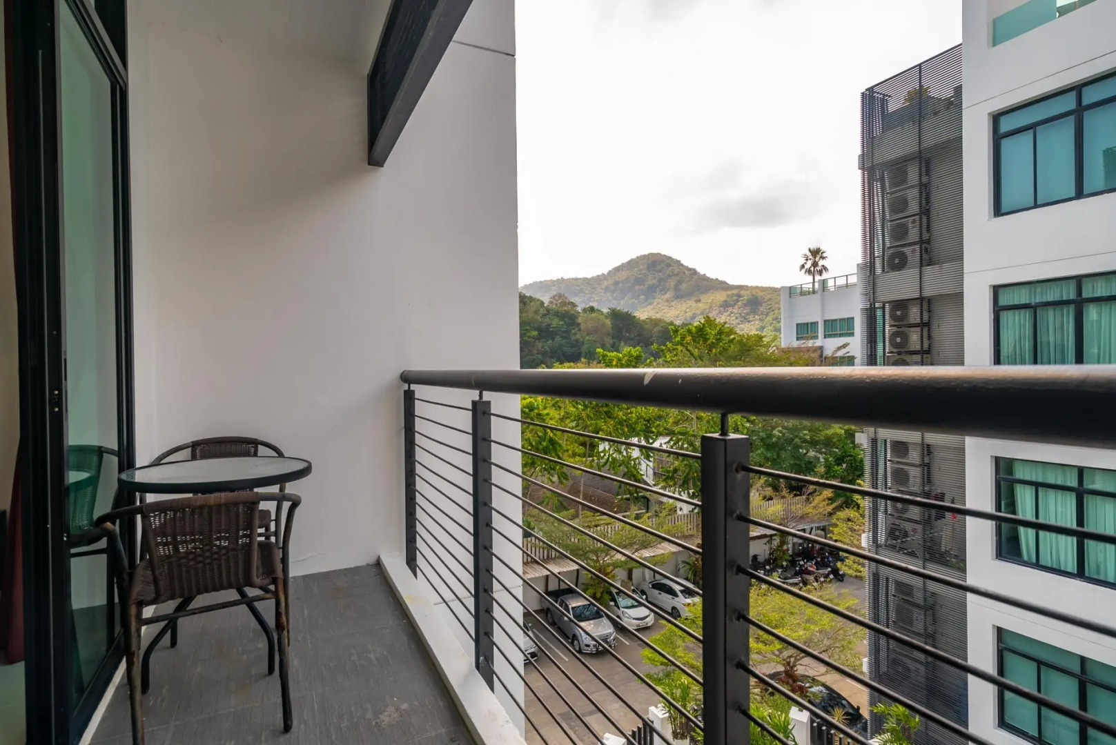 High floor 3 bdr apartment with pool and gym