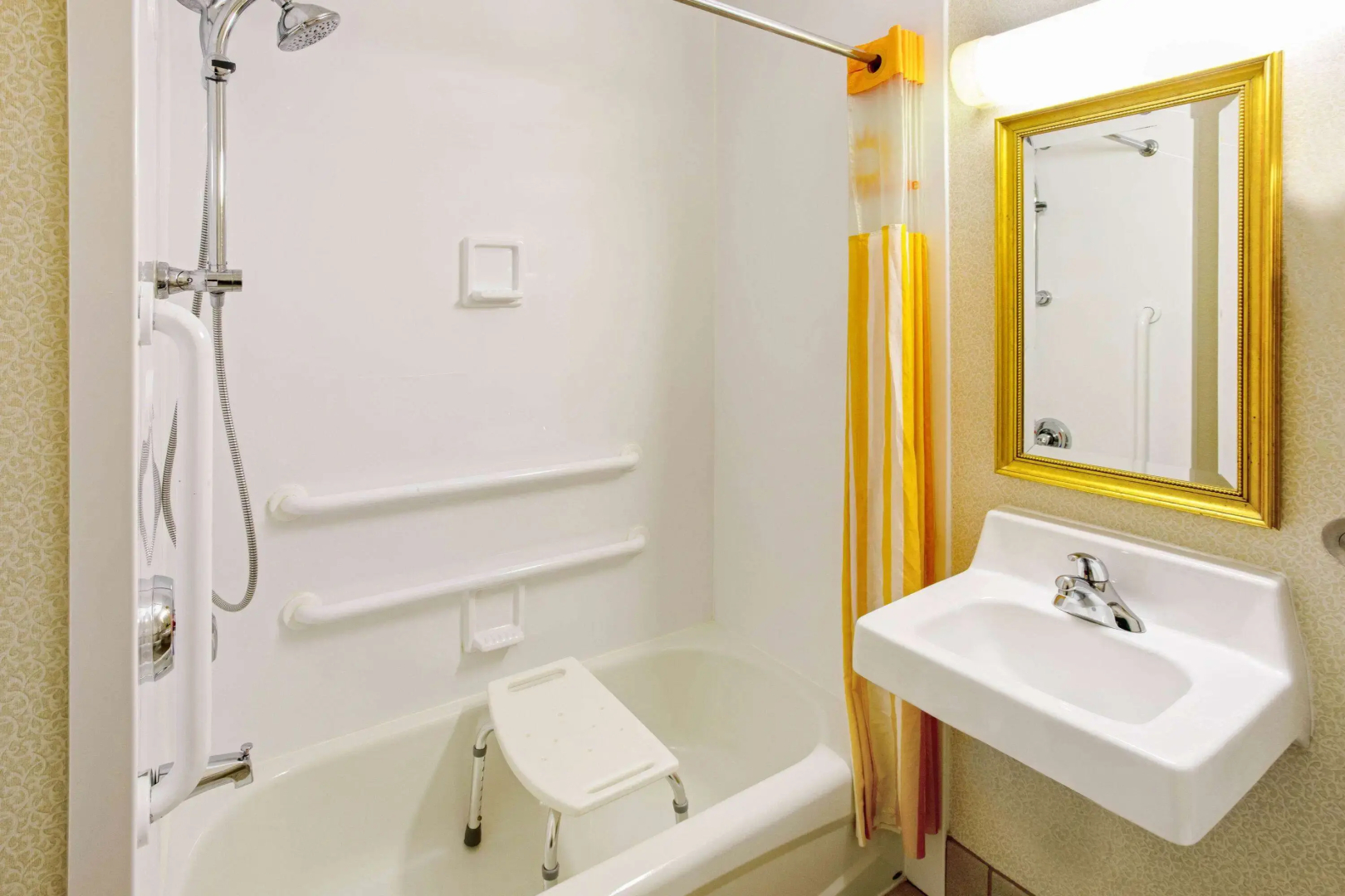 La Quinta Inn & Suites by Wyndham Appleton College Avenue