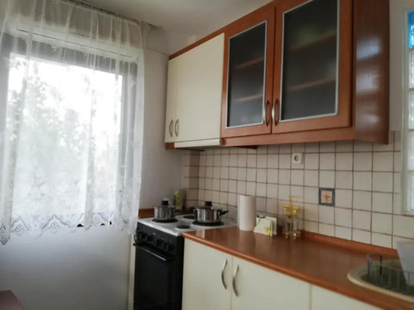 Dora's House comfortable apartment with a yard and view