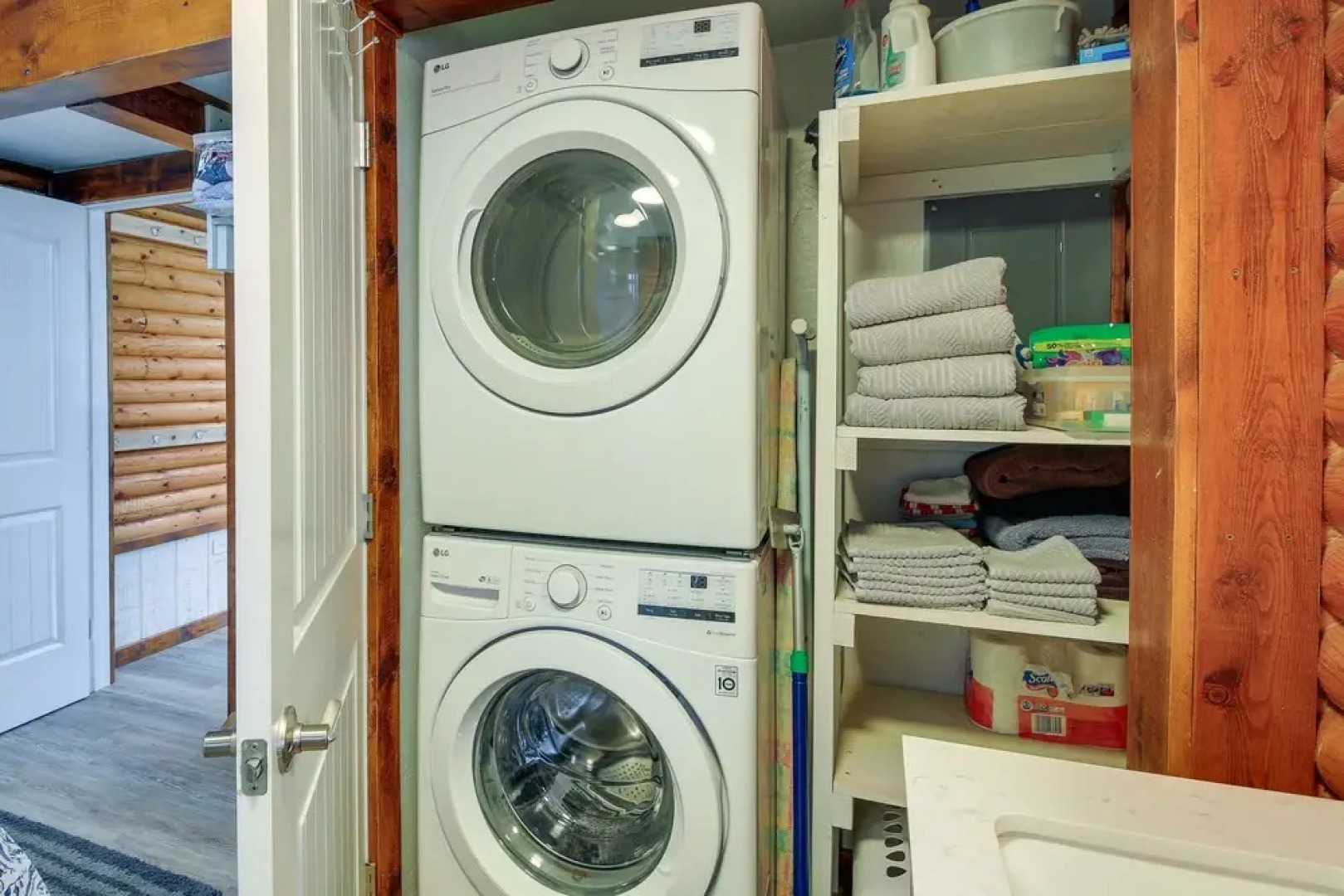 Cozy Thompson Falls Cabin w/ Mountain Views