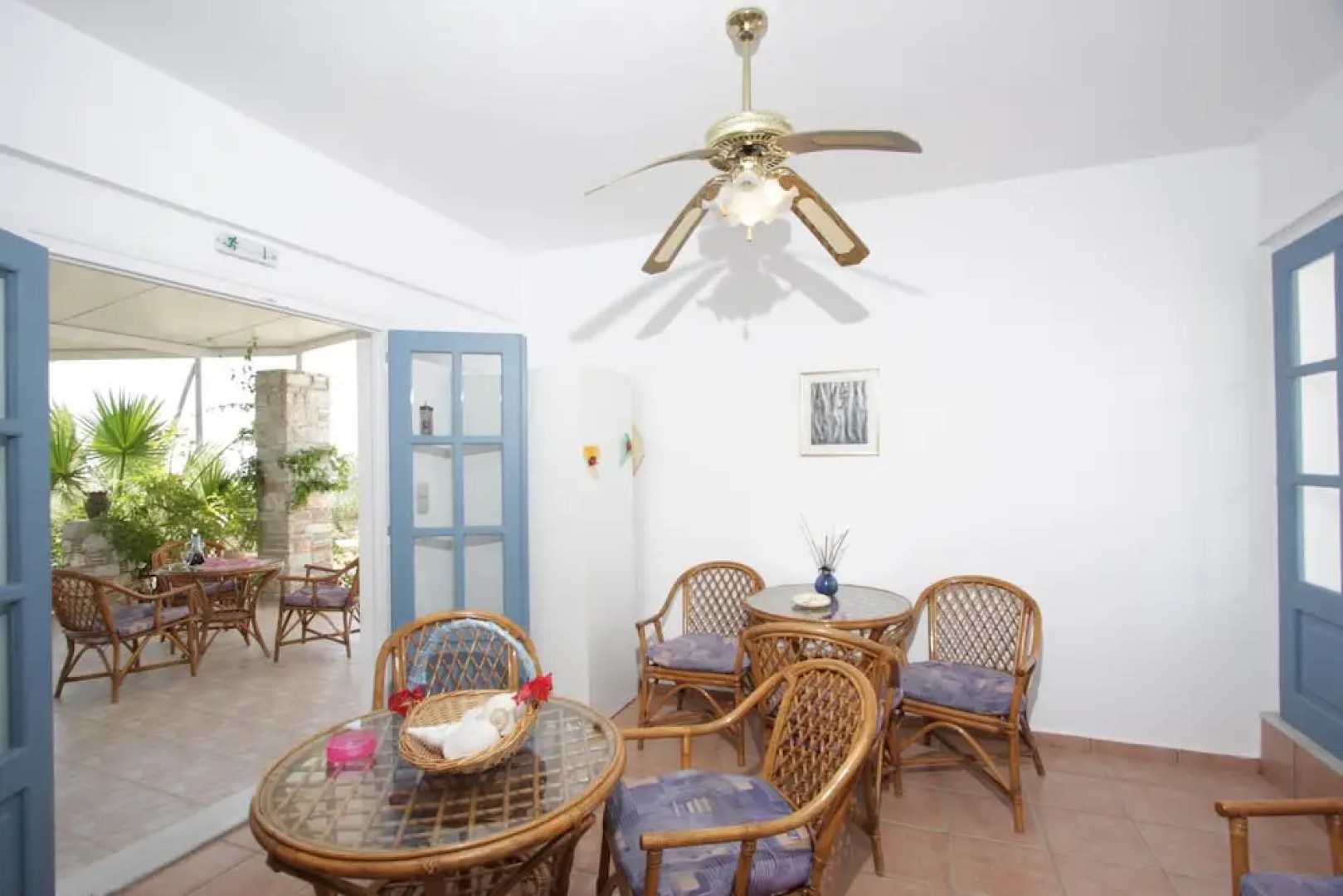 Manos Syros Rooms & Apartments