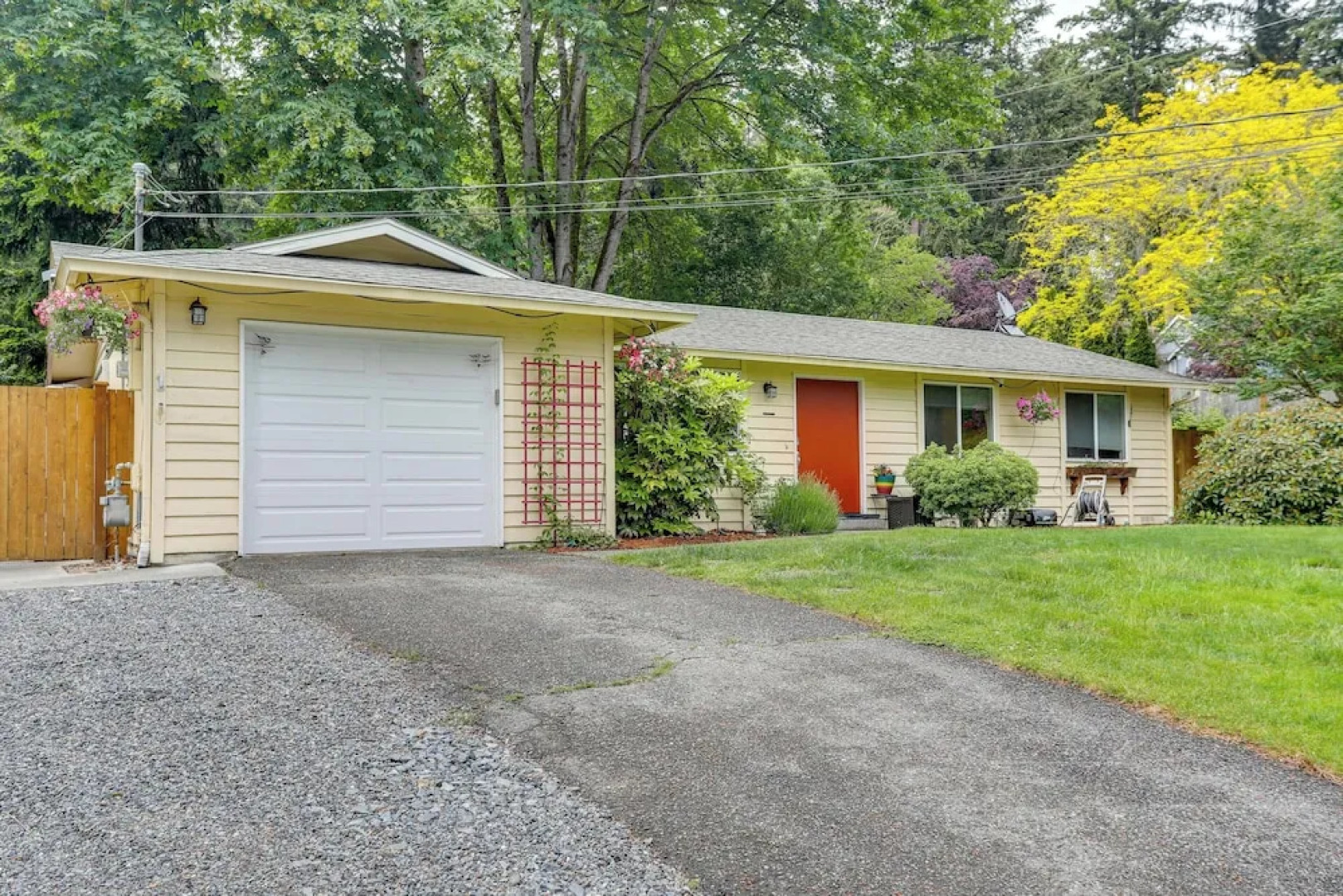 Pet-friendly Sammamish Home w/ Deck ~ 3 Mi to Lake