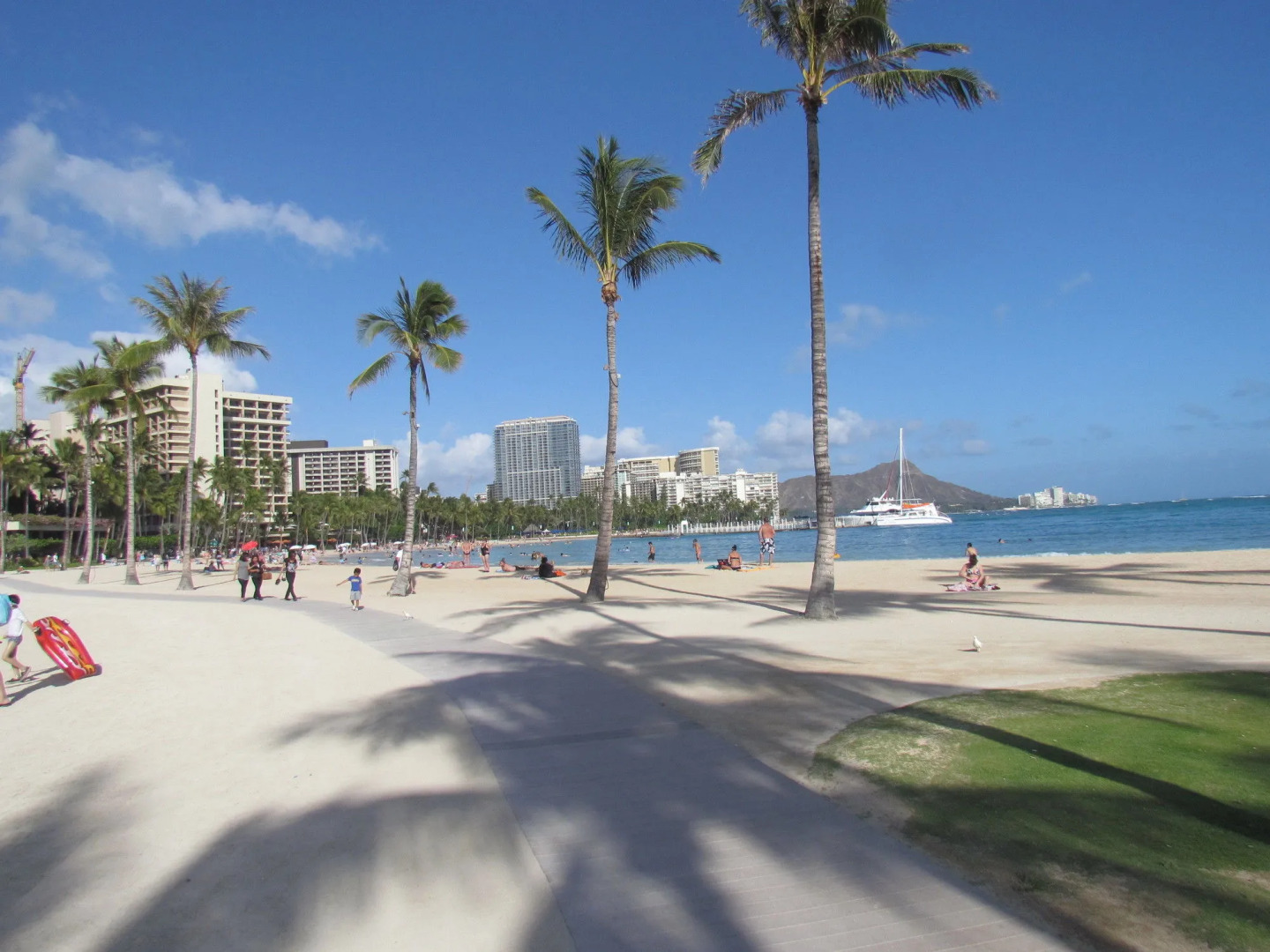 Waikiki Banyan - Walk to the Beach