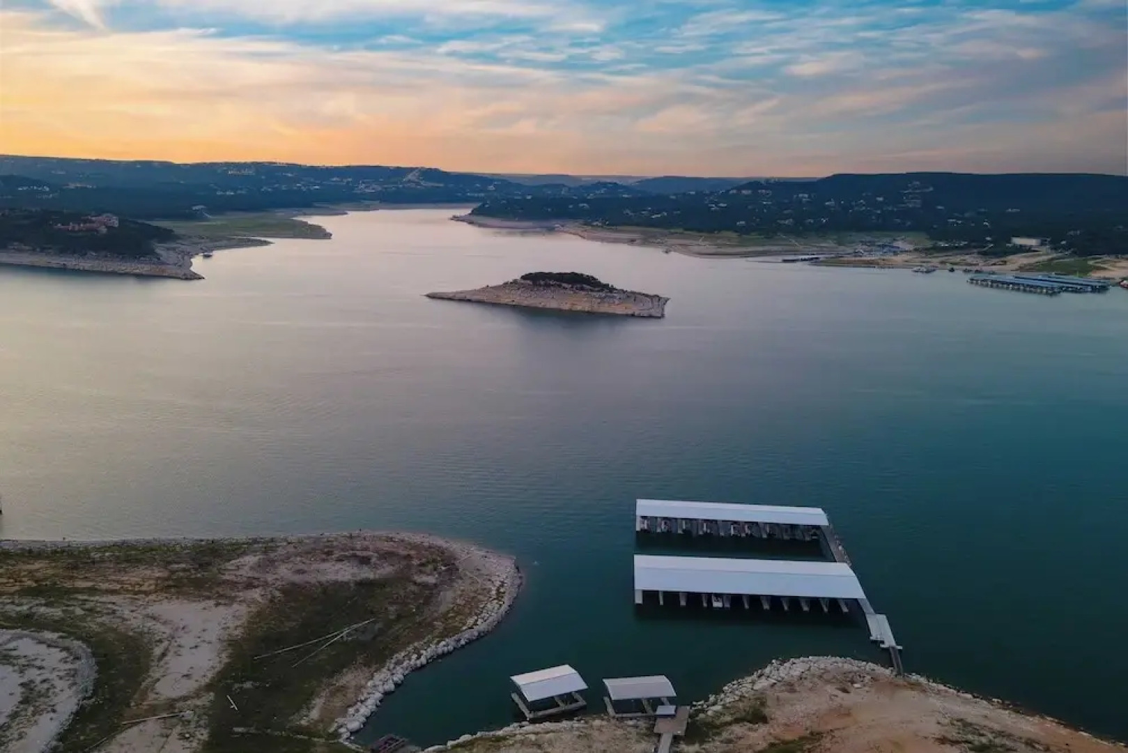 Travis by Avantstay Waterfront Lake Retreat