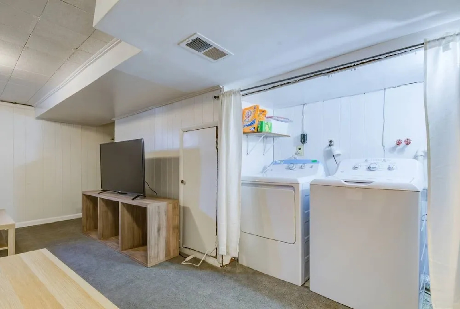 Modern Townhouse w/ Pool Table by Cozysuites