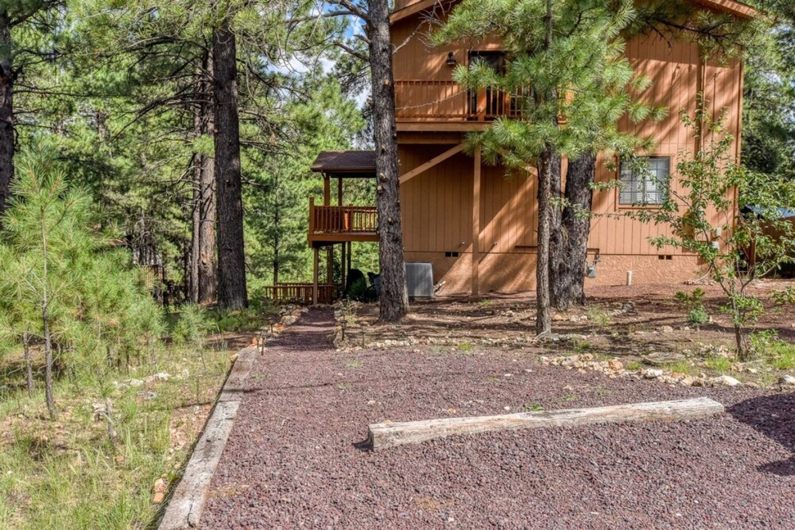 Cozy Hilltop Retreat