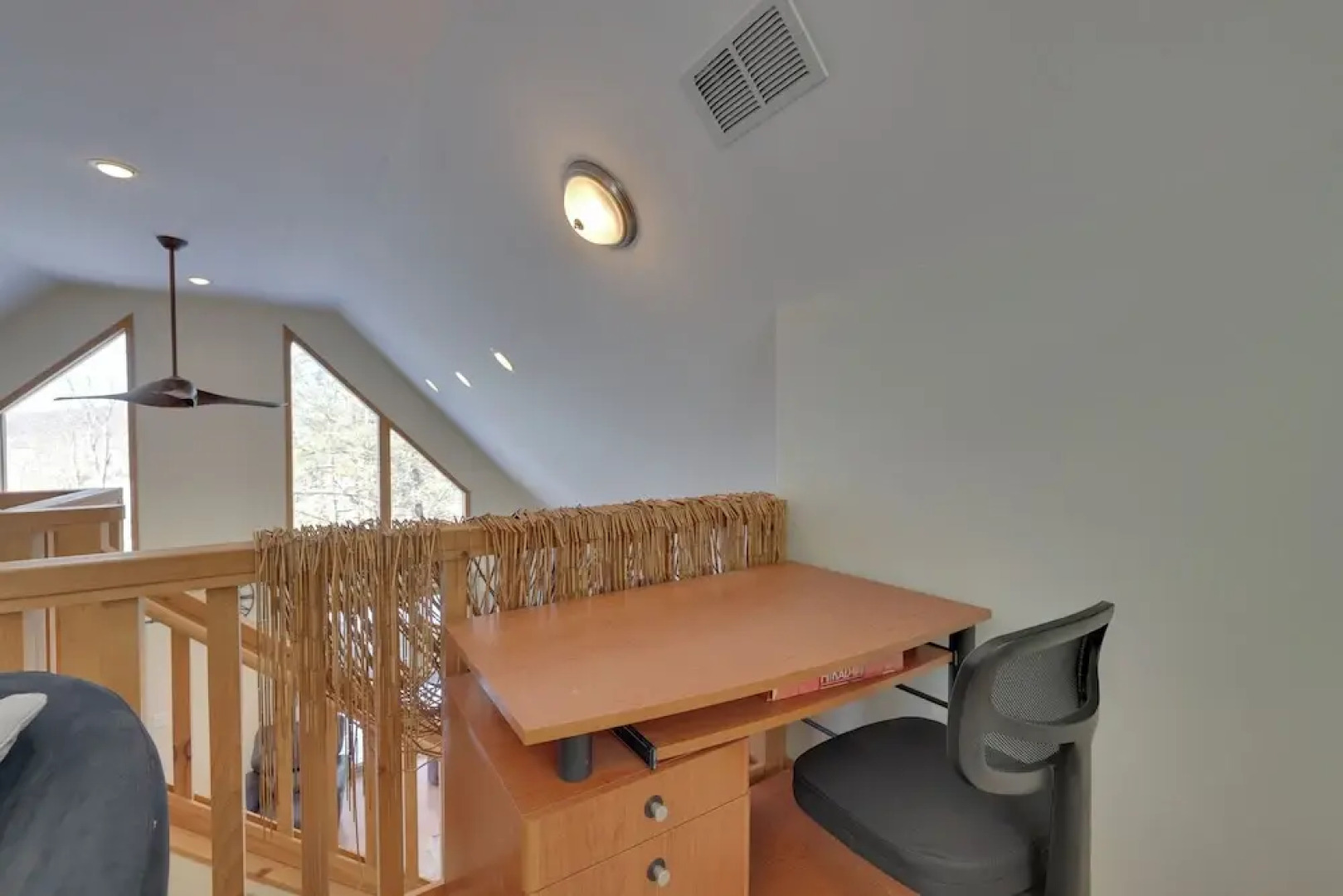 Large Deck + Resort Amenities: Lake Ariel Retreat