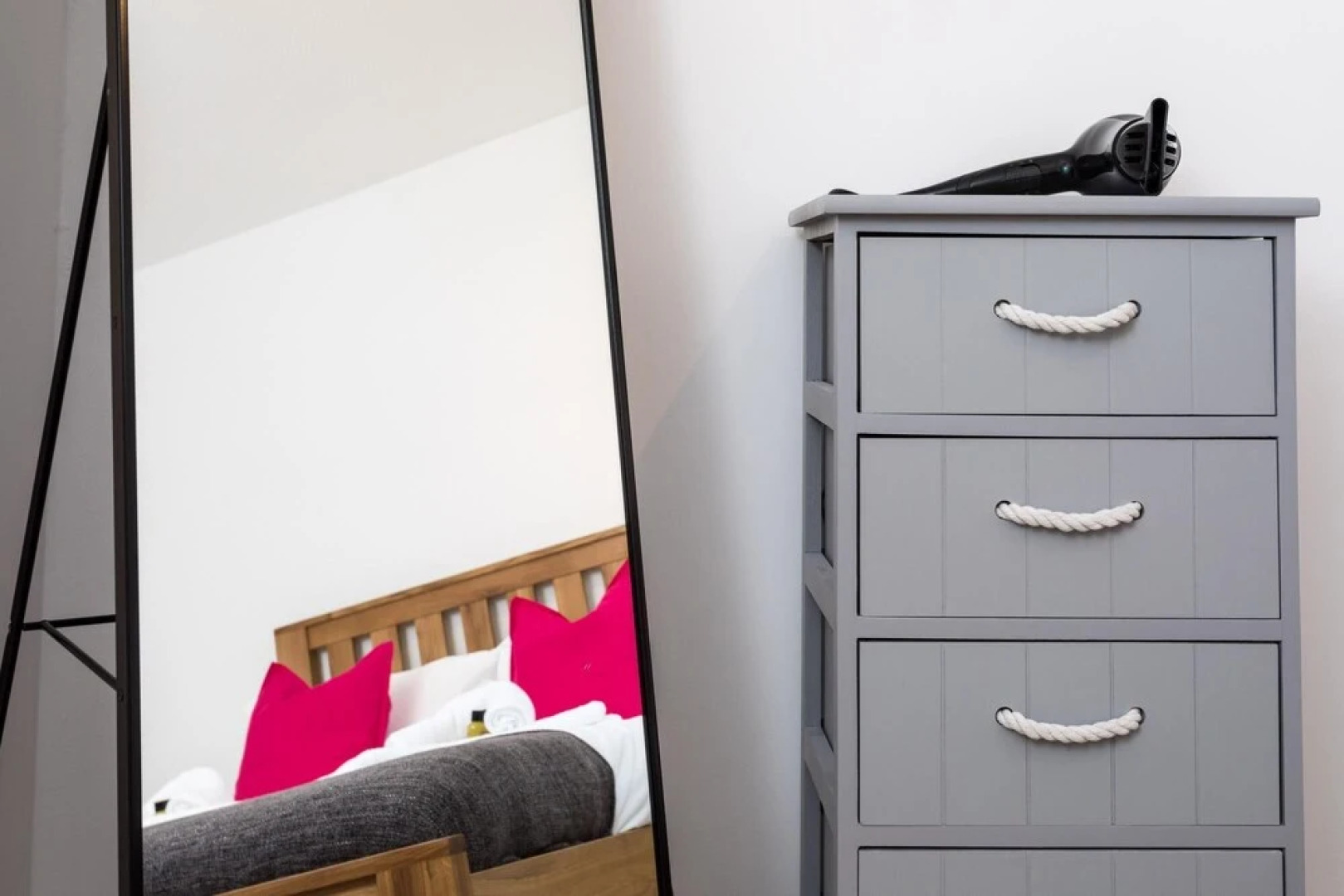 Park View- Close to East Surrey Hospital- Self Contained 2 bed