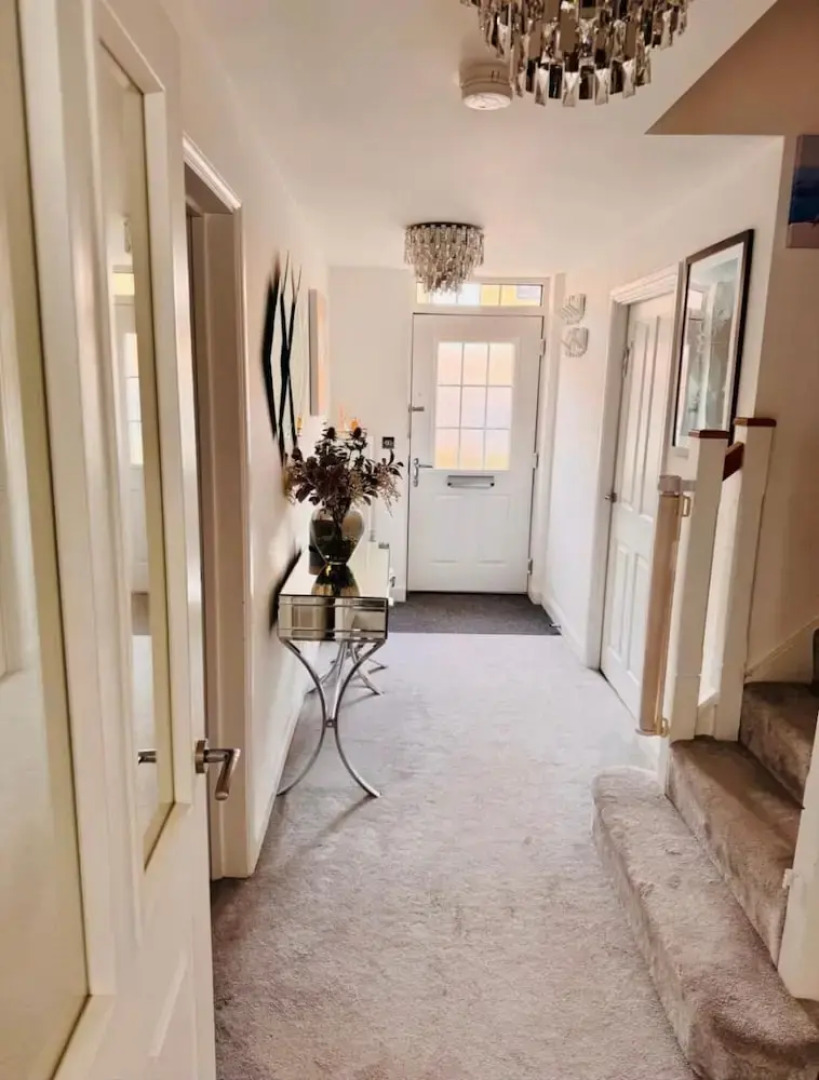 High END Spacious 4 Bed House - Free Parking