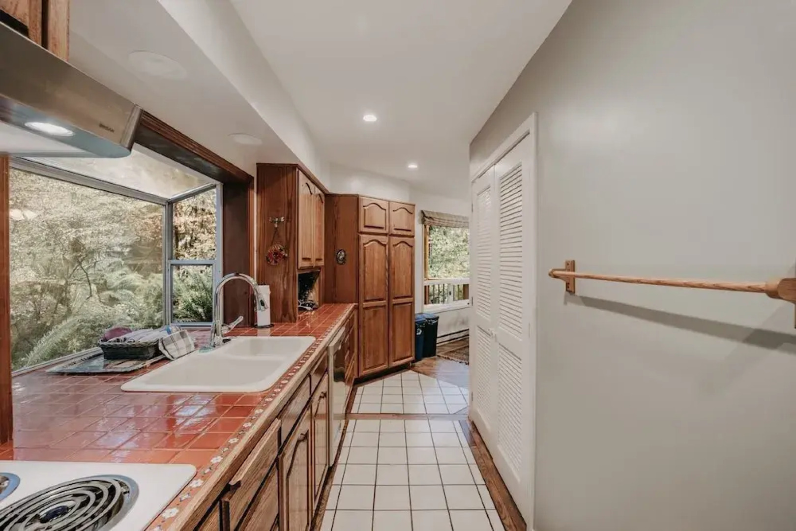 13sl - Hot Tub - Pets Ok - Wifi - Sleeps 8 2 Bedroom Home by RedAwning