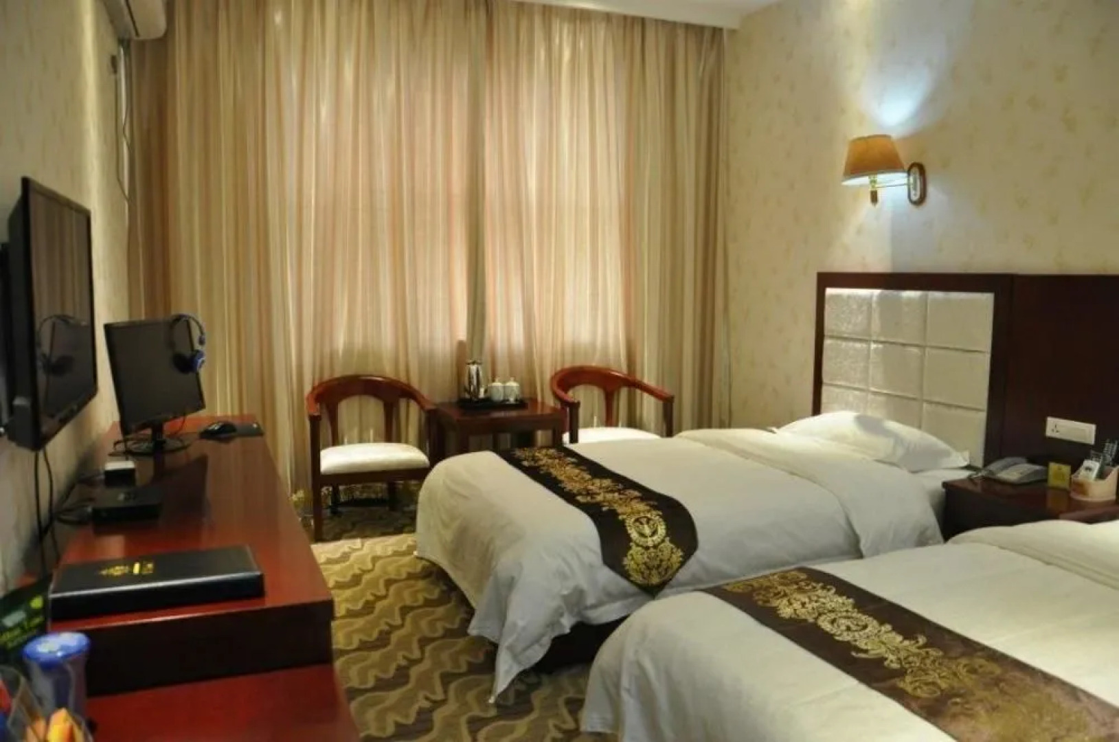 Yichuan Longsheng Business Hotel