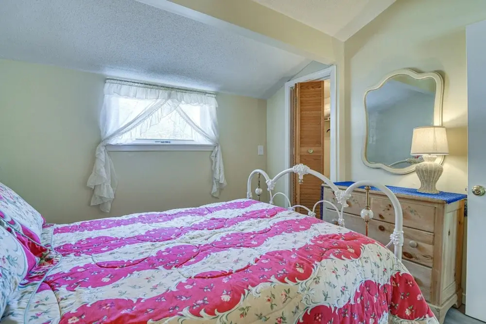 Single-story Cottage in Glen w/ Deck & Near Skiing