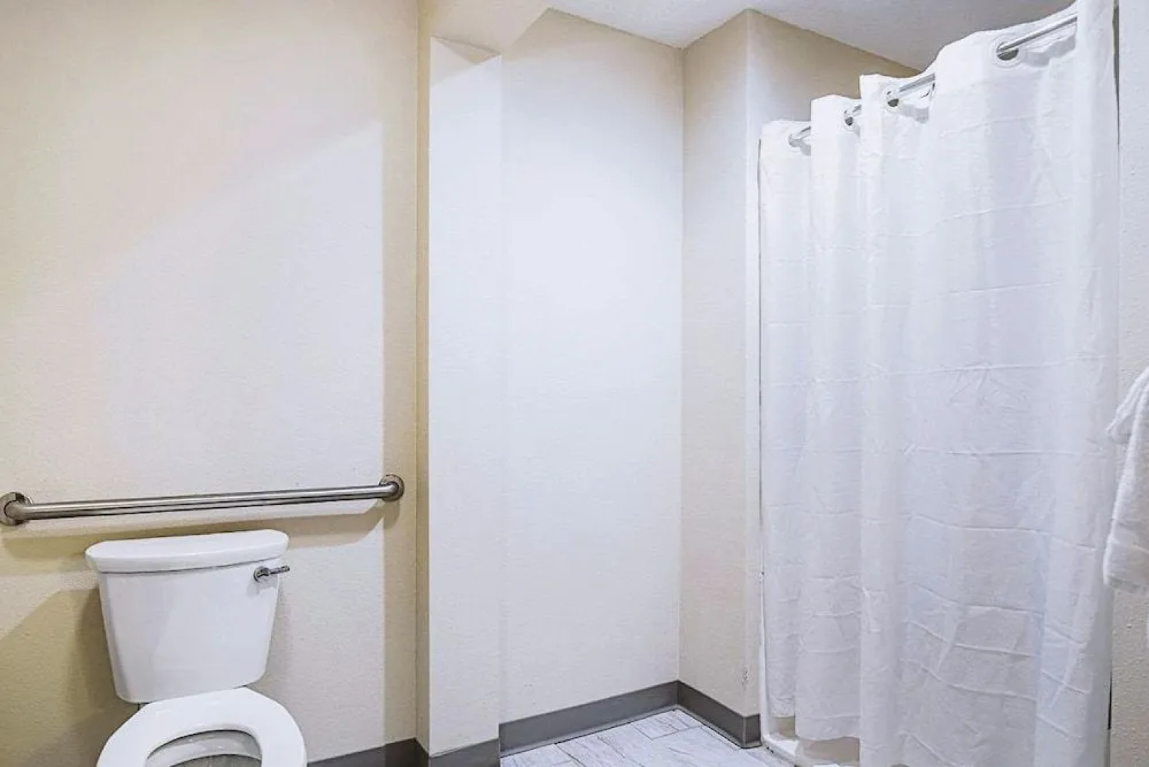 Norwood Inn & Suites Milwaukee