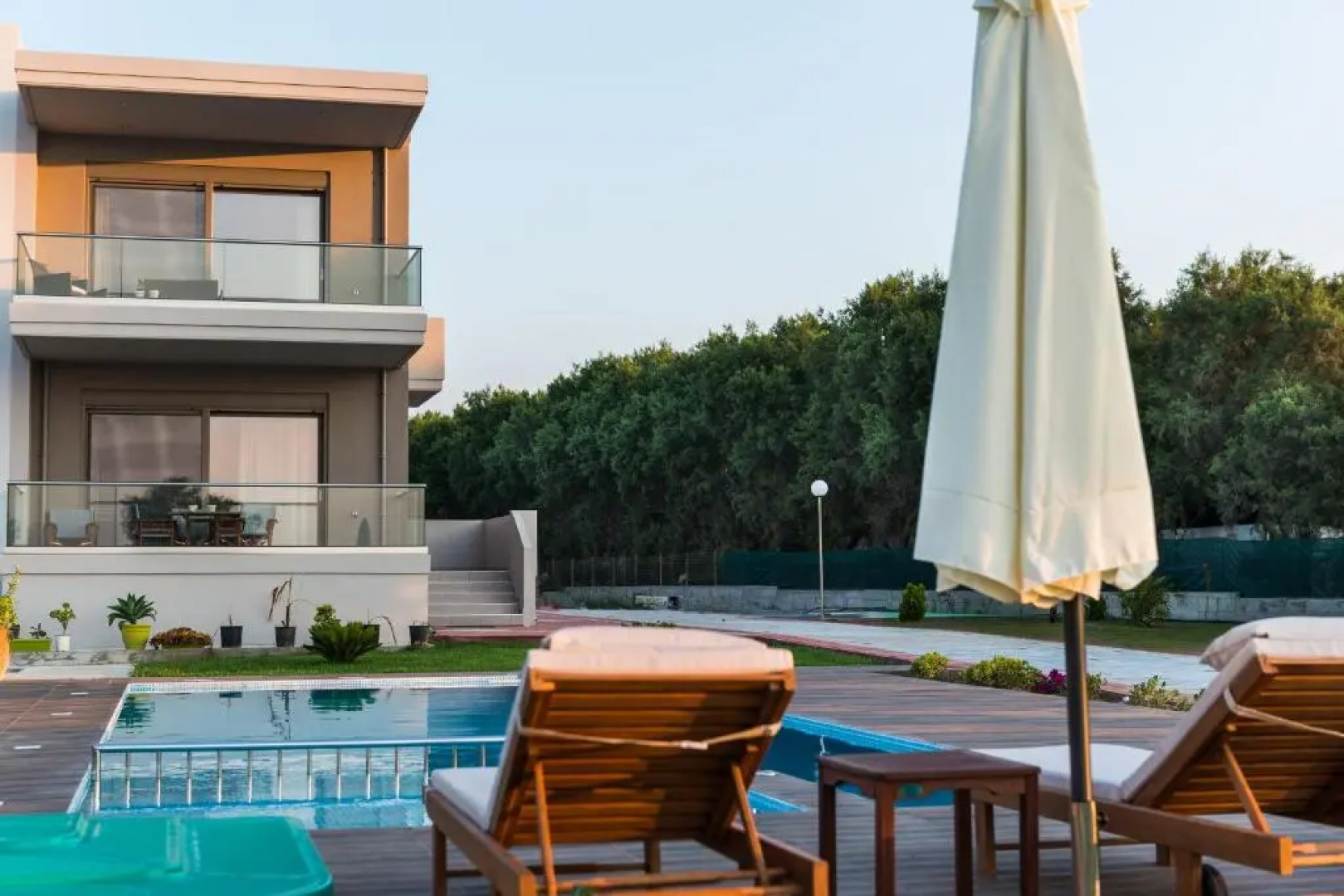 Niovi Seaside Suites