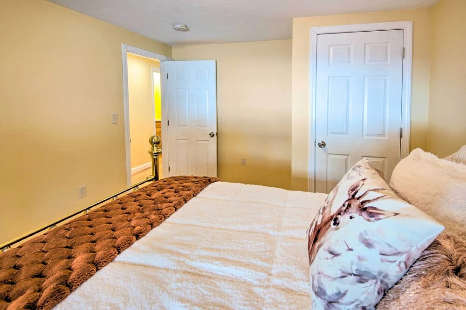 Cozy White Mtn Hideaway ~ 4 Mi to Hiking & Skiing!