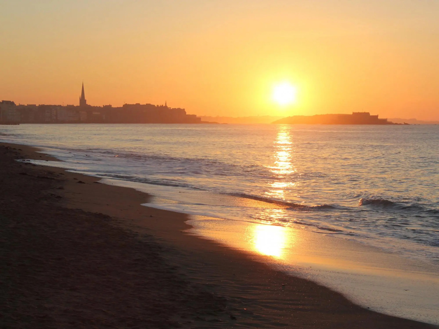 Charming Holiday Home in Bonnemain overlooking a Pond