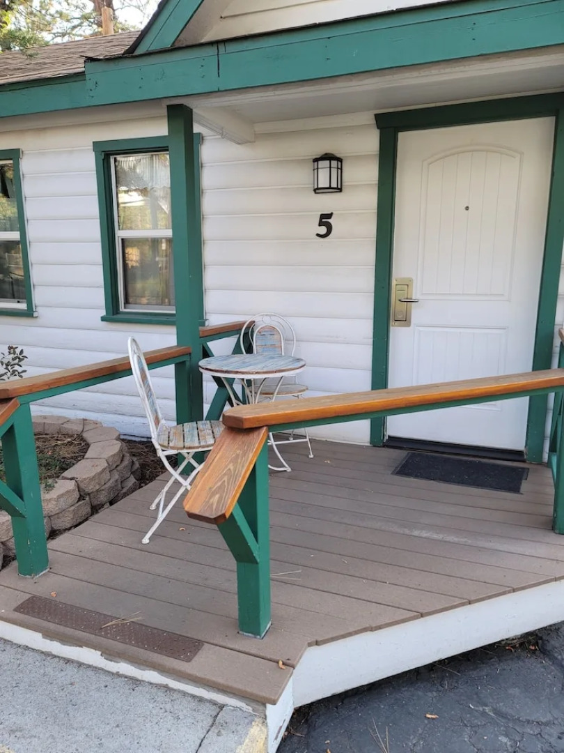 Hillcrest Suites & Cabins