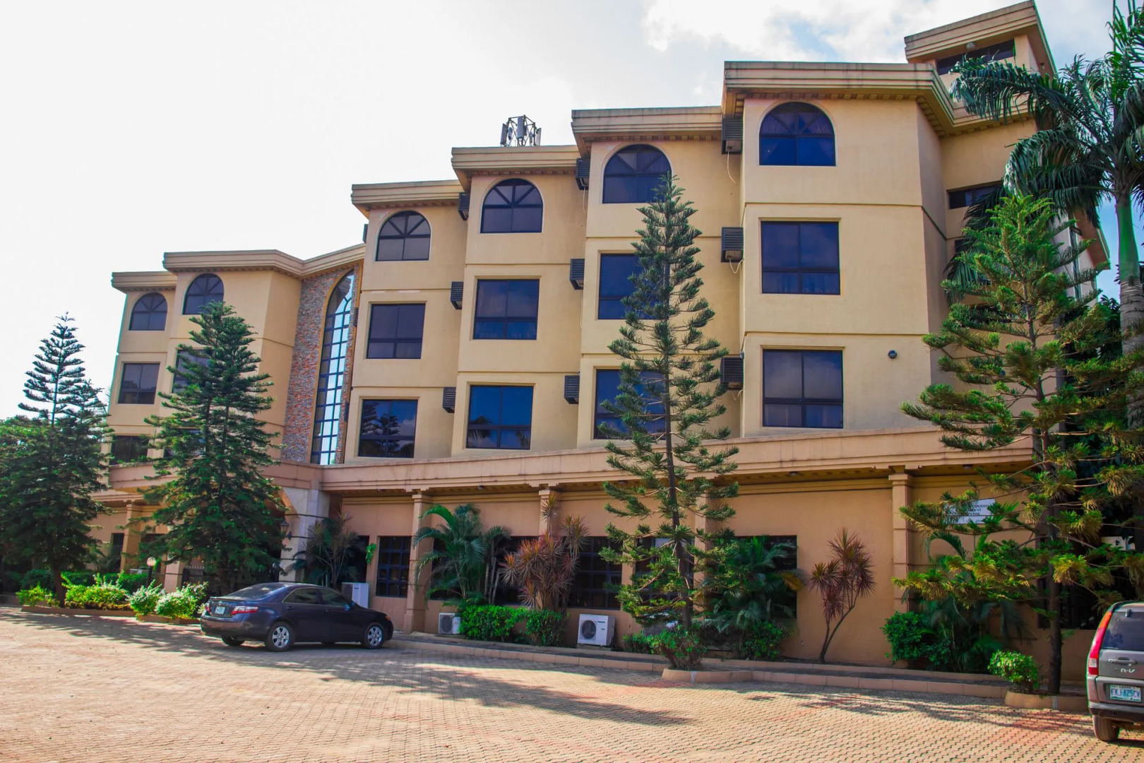 Dees Hotels, Apartments and Suites