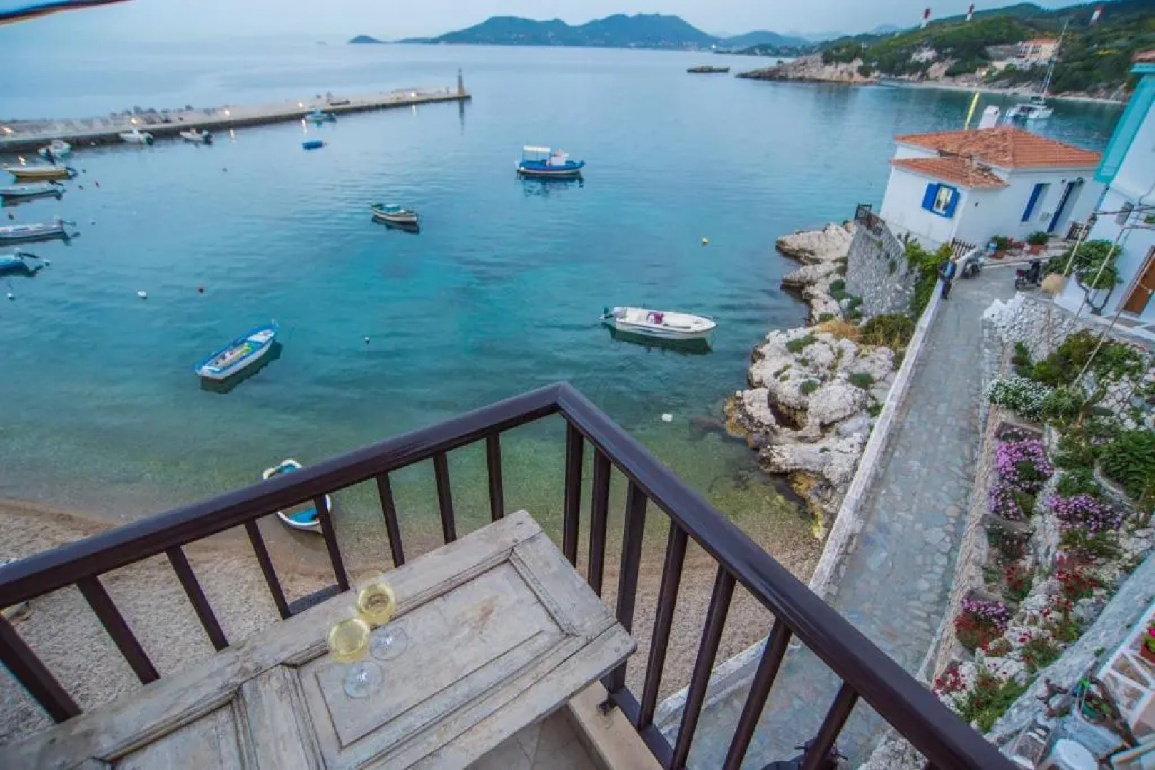 Eftopia Beachfront 2-bedrooms apartment