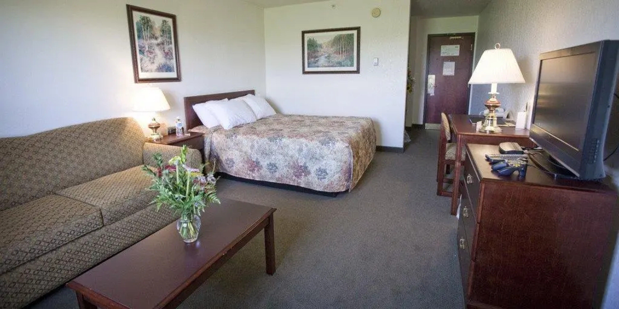 Service Plus Inn and Suites - Grande Prairie