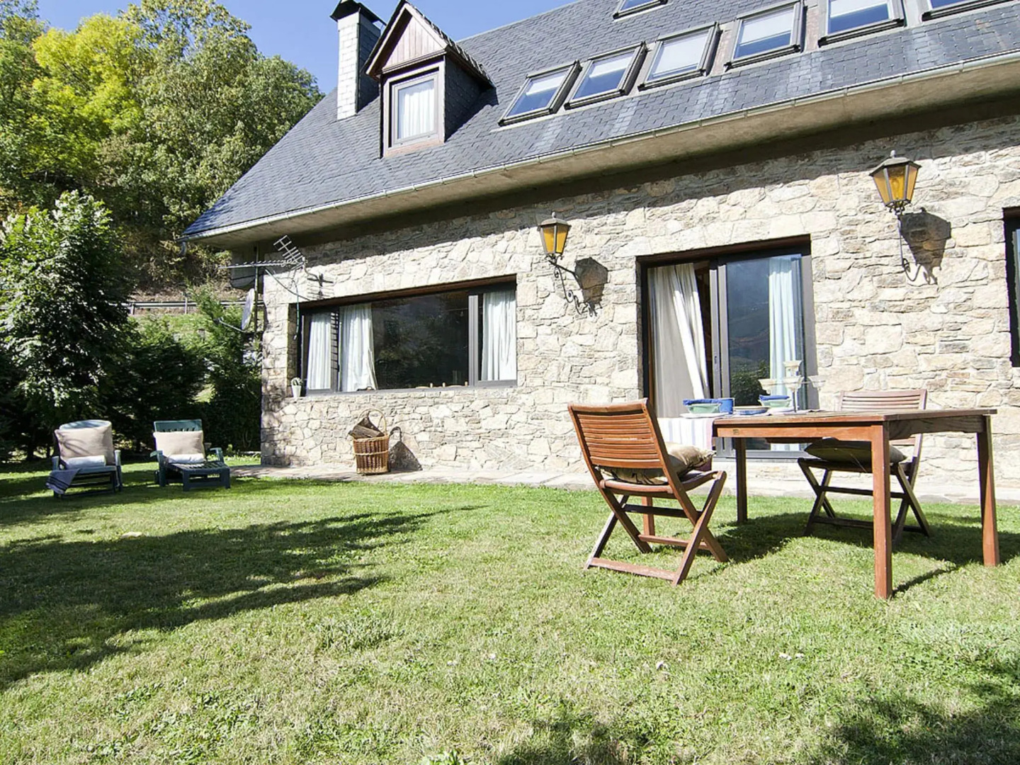 House located in Vall d 'Aran and just 5 min. Walk from the center of Vielha.