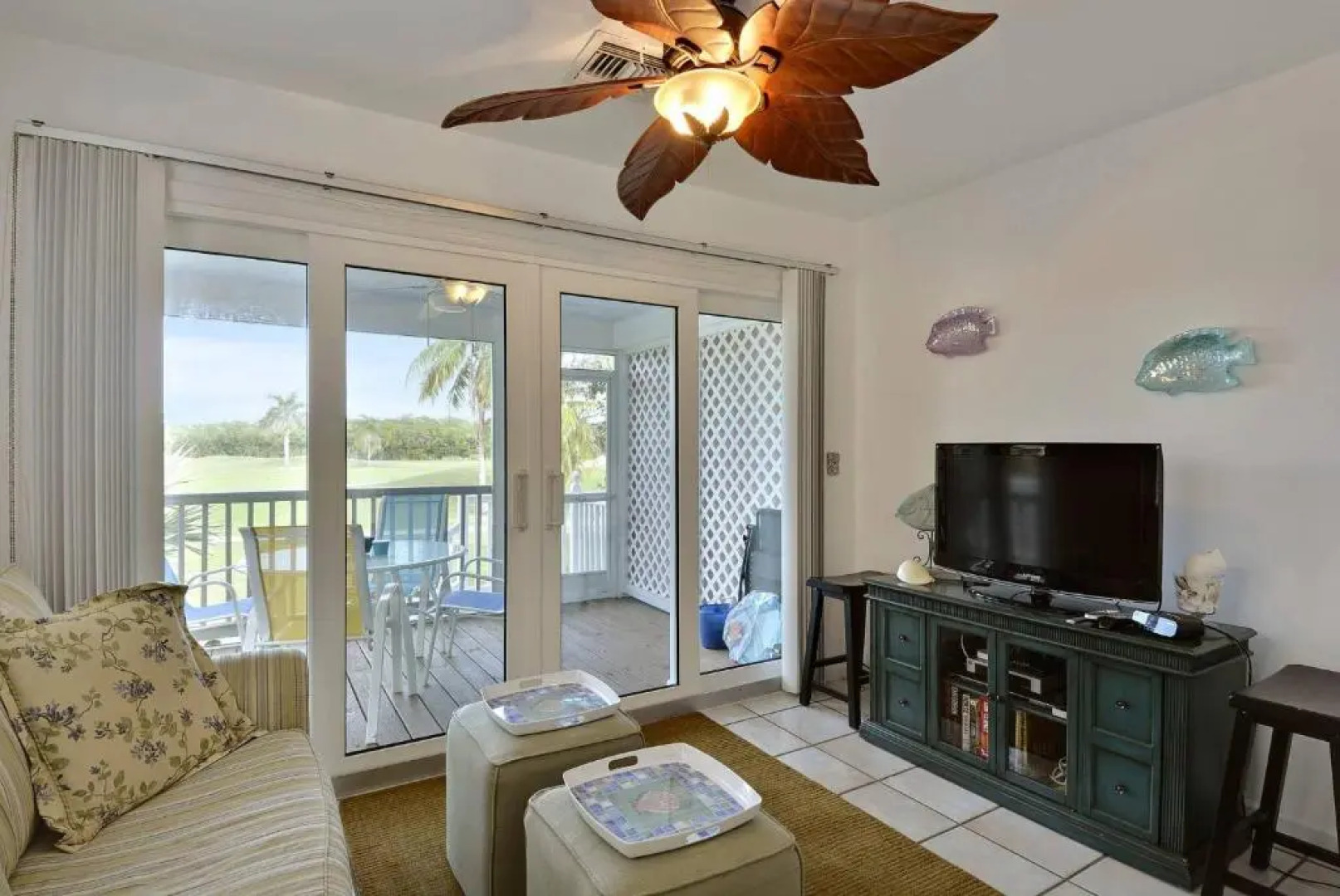 Coral Breeze by Avantstay Close to Beach w/ Balcony & Shared Pool! Month Long Stays Only