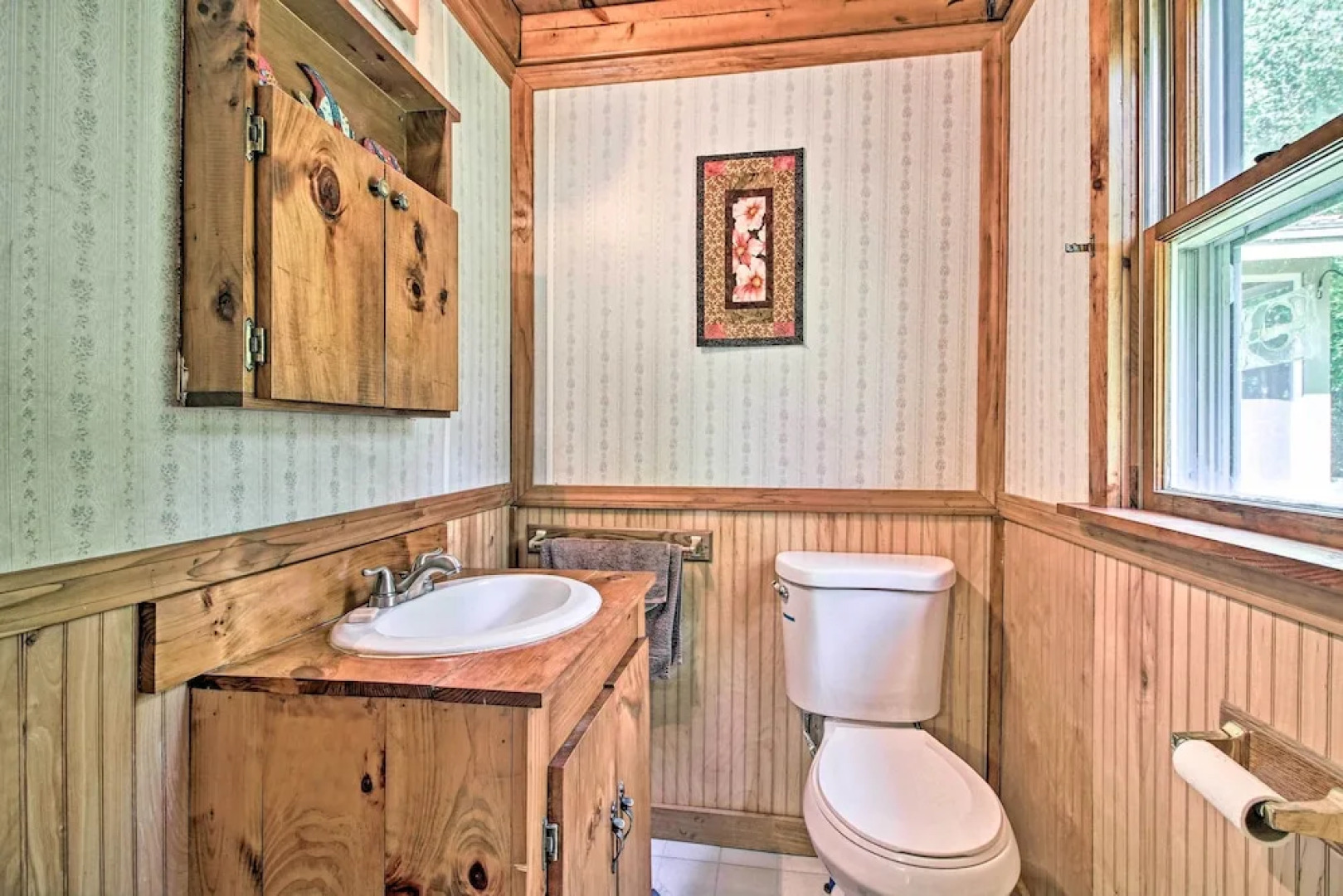 Rustic Bradford Cottage - 14 Miles to Sunapee Mtn!