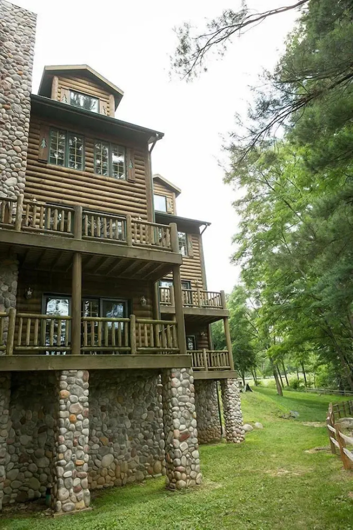 Log Gables - Lake Front