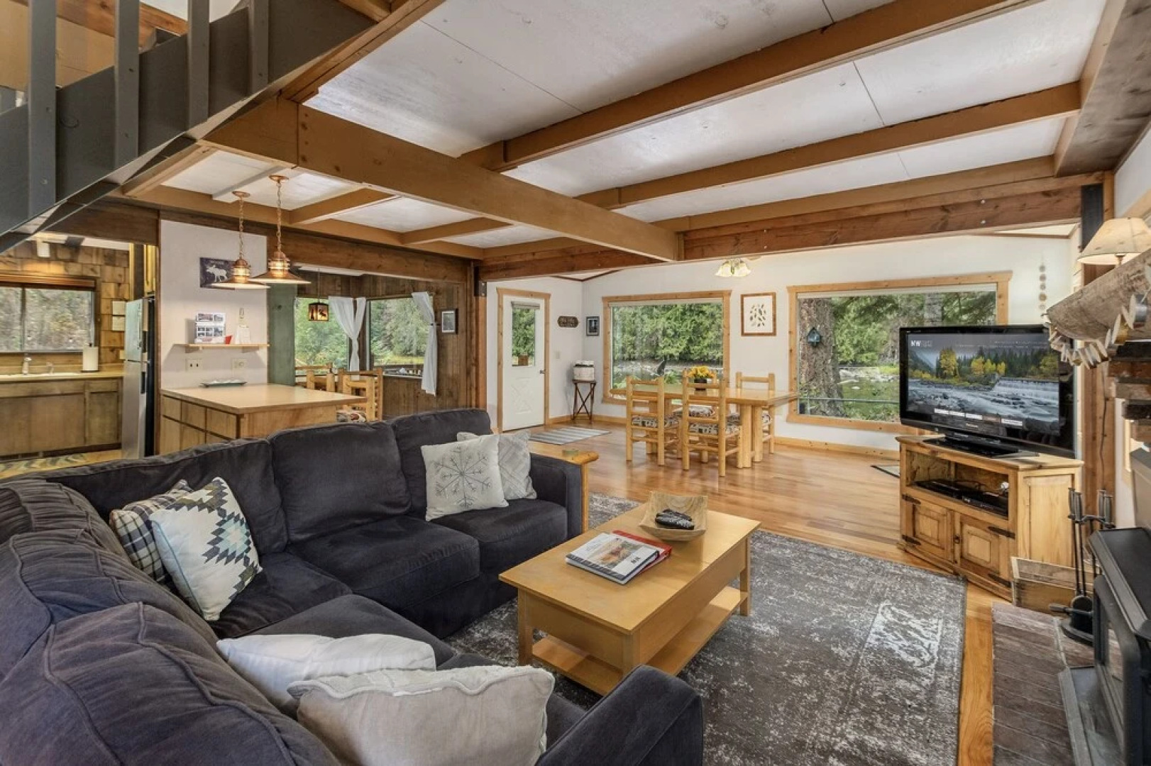 Rivers Edge 2 Bedroom Home by NW Comfy Cabins by RedAwning