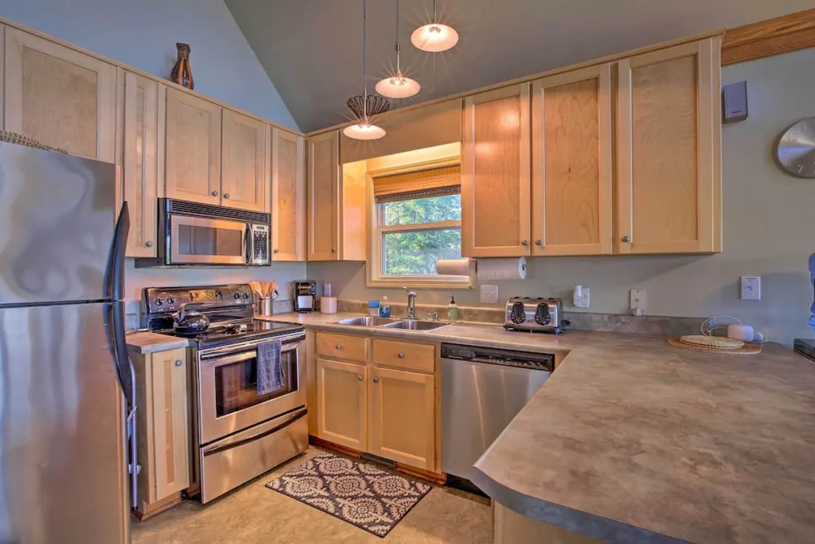 Luxe Lake Sinclair Living: Private Dock and Beach!