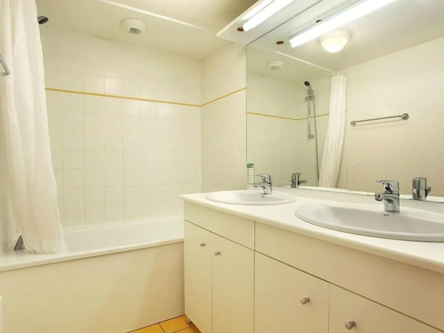 Rustic Studio in Wooded Area at 50 m. From the ski Lift