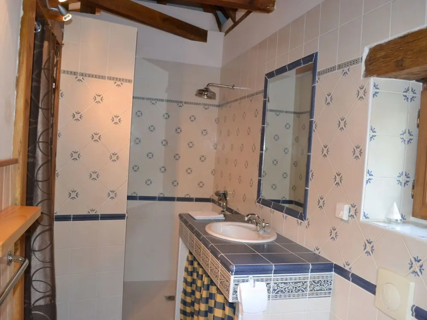 Well-kept Mobile Home Situated Among Vineyards in Dordogne