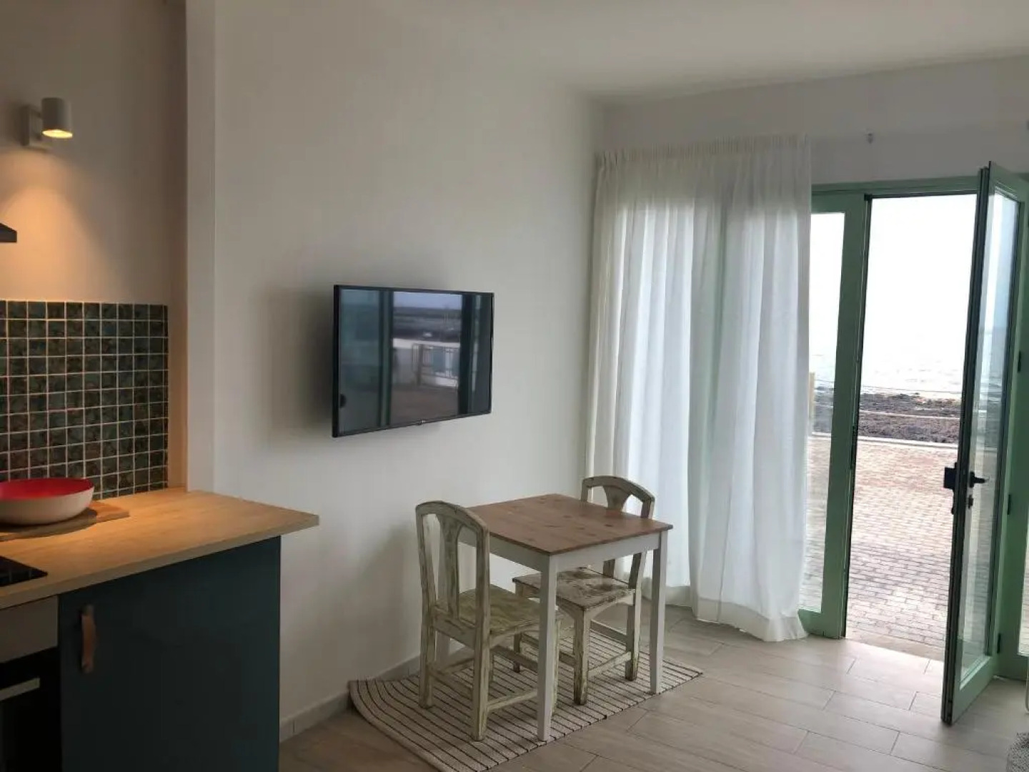 CASA ANCLADA en LA SANTA- 4 Apartamentos frente al mar- 1ª linea solarium barbacoa