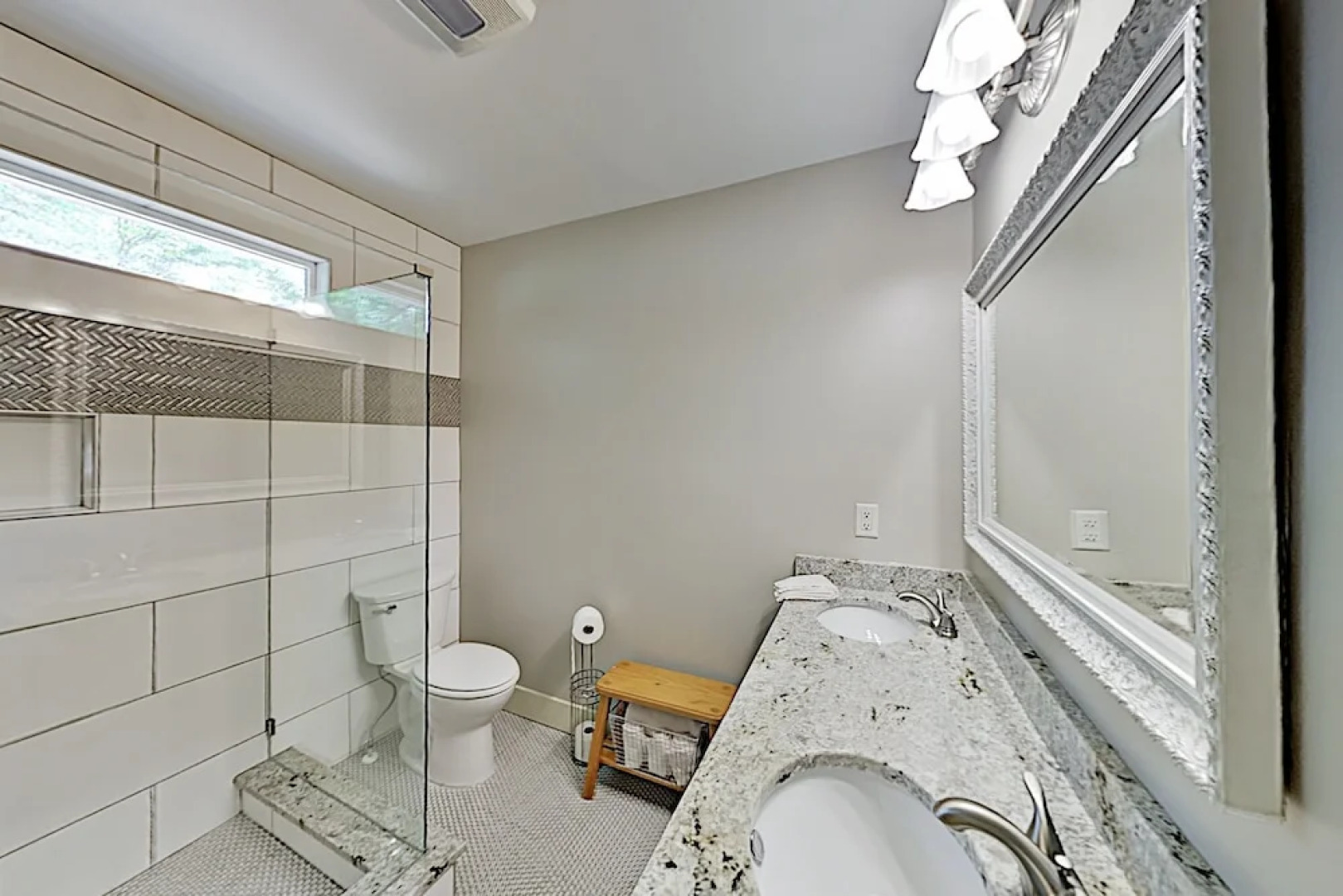 Charming Getaway W/ Luxe Interior & Screened Patio 2 Bedroom Cottage