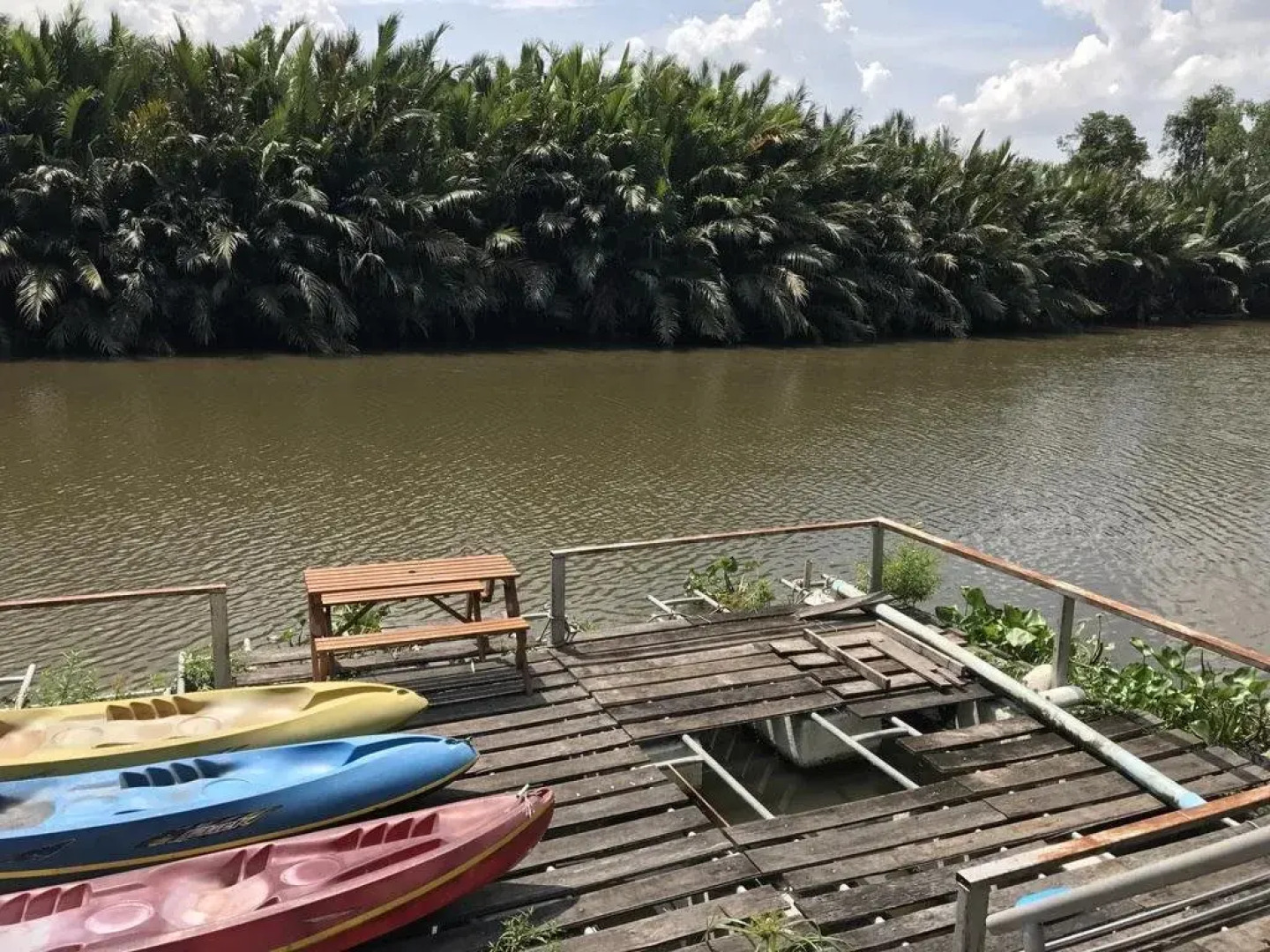 Floating Island Seafood & Resort