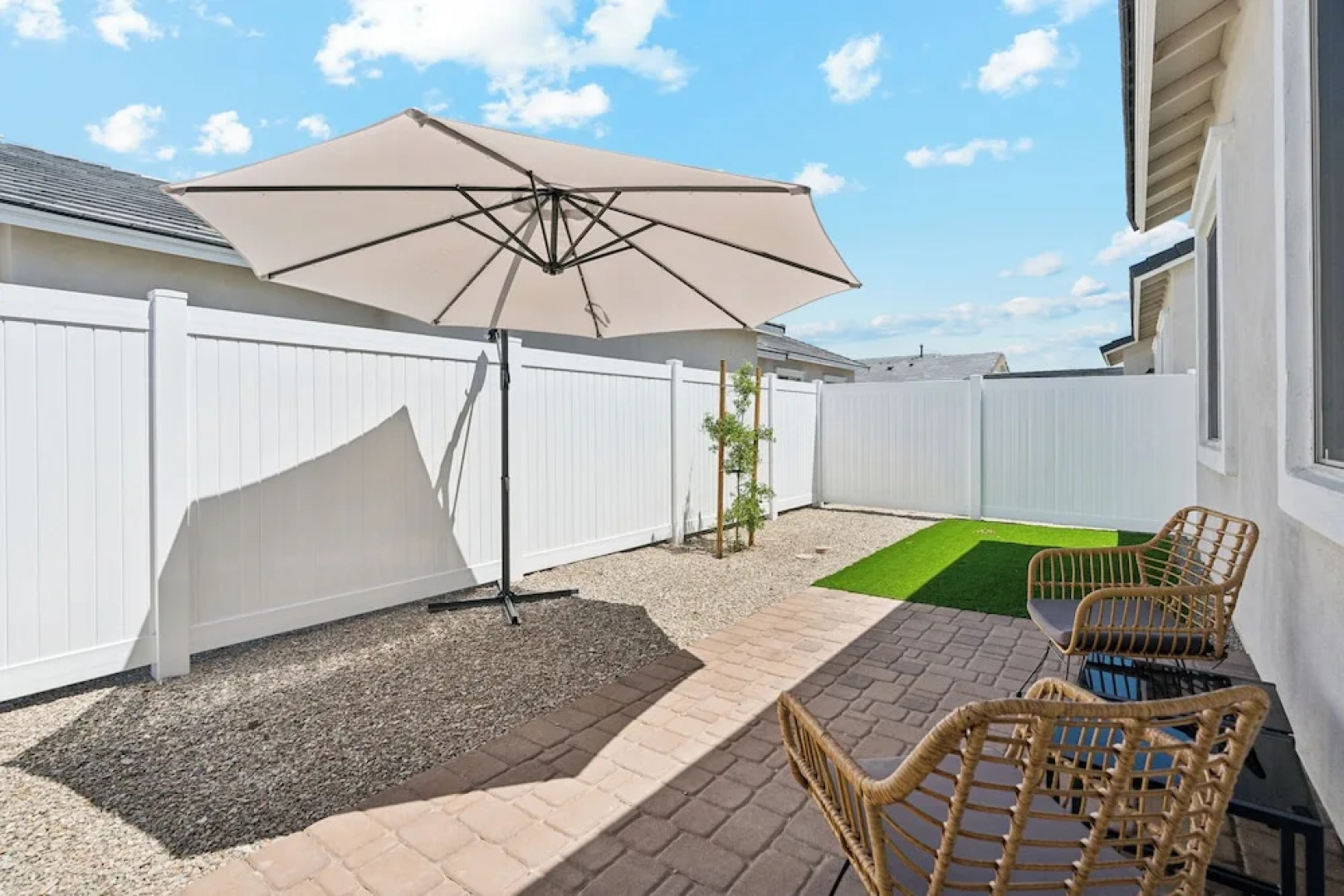 Sparkling Modern Home with Pool BBQ