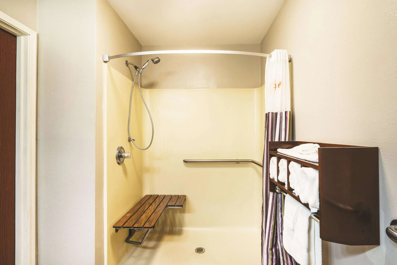 La Quinta Inn & Suites by Wyndham Louisville East