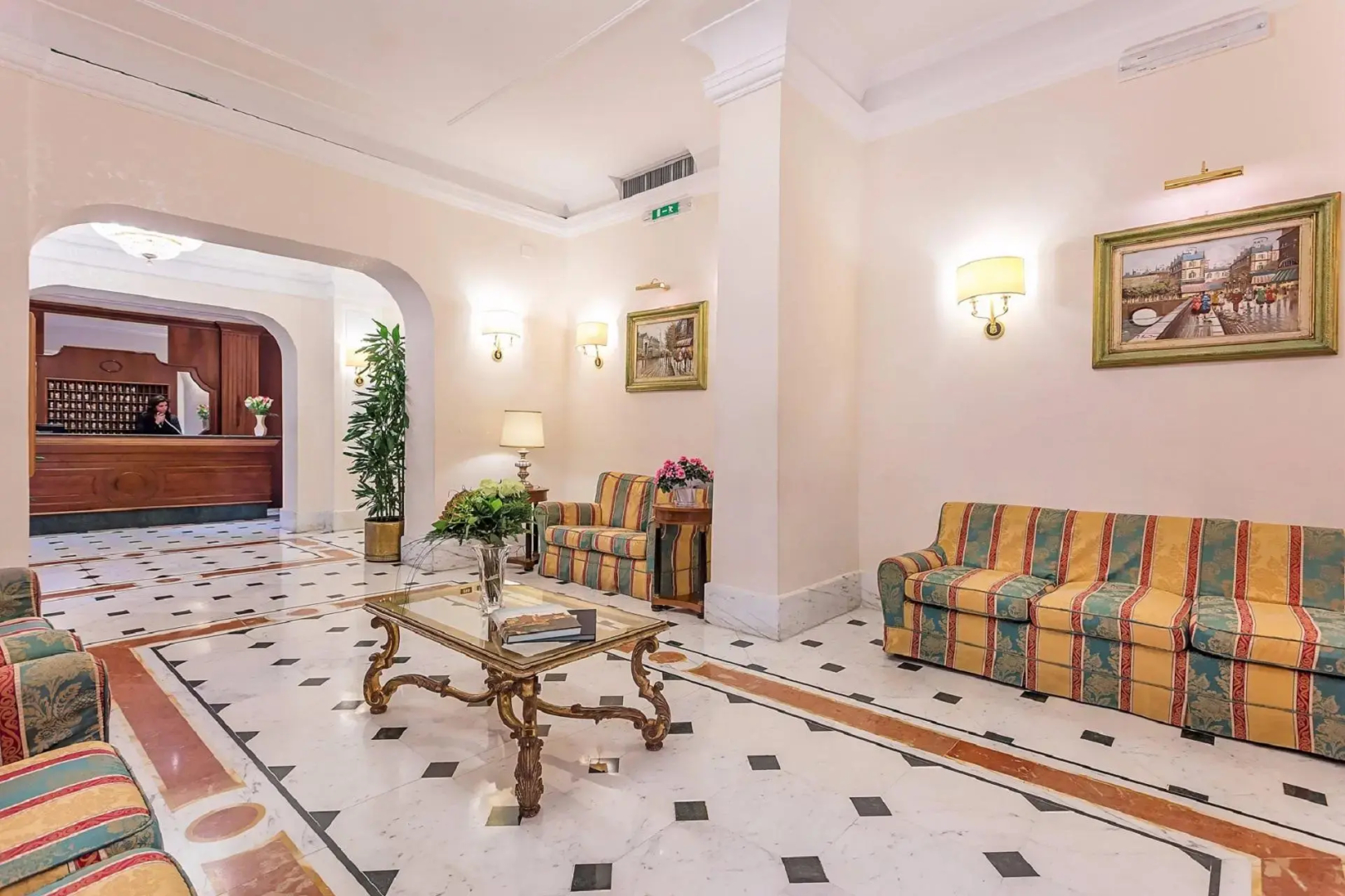 Raeli Hotel Lux