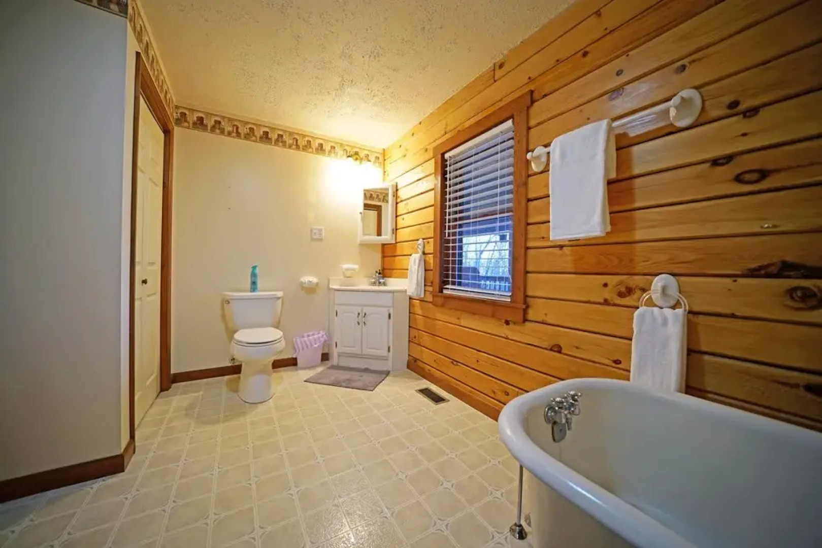 Lazy Bear Lodge ~ Mountain Views ~ Pool Table