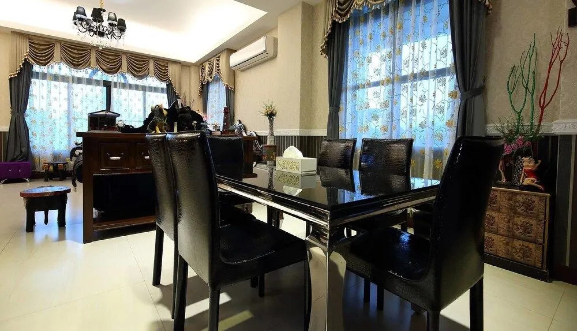 Textile Girl Romantic Homestay