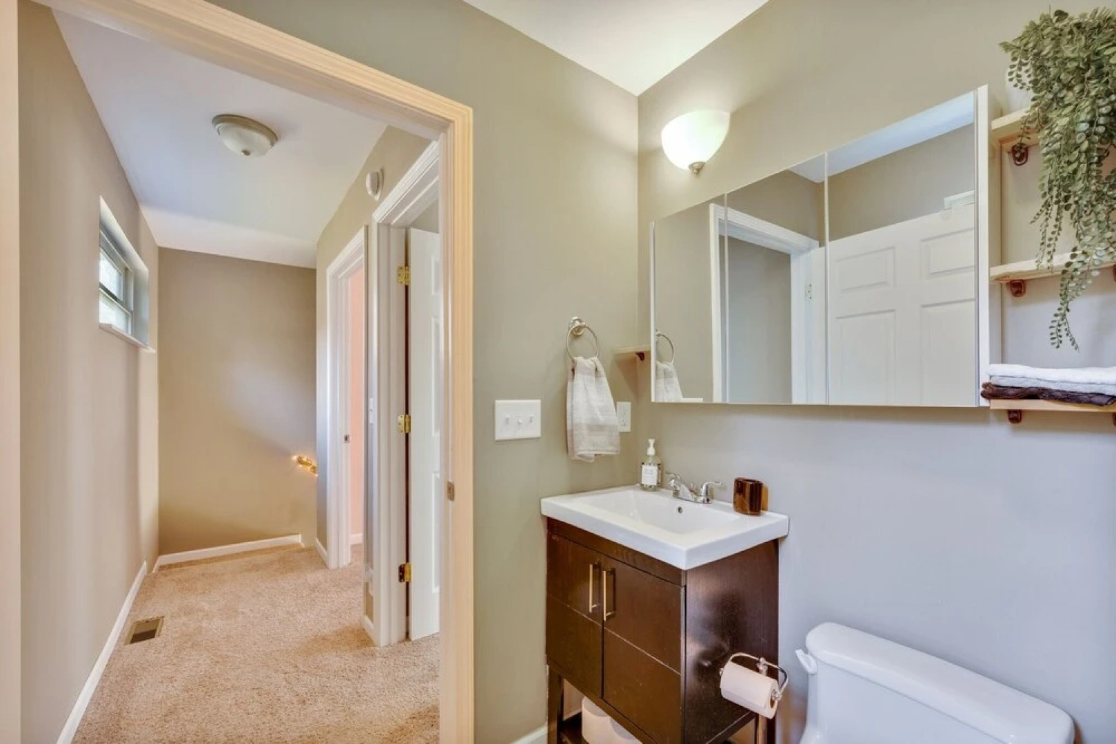 The Holly House In Downtown Demorest 2 Bedroom Home by Redawning