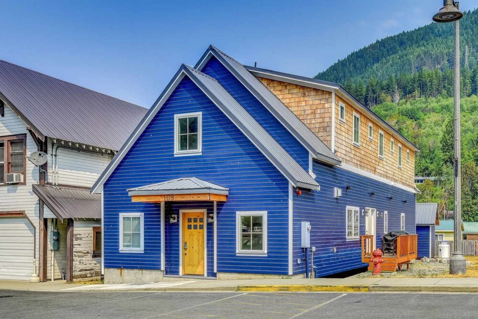 Onemish Lodge - Five Bedroom Home with Mountain View