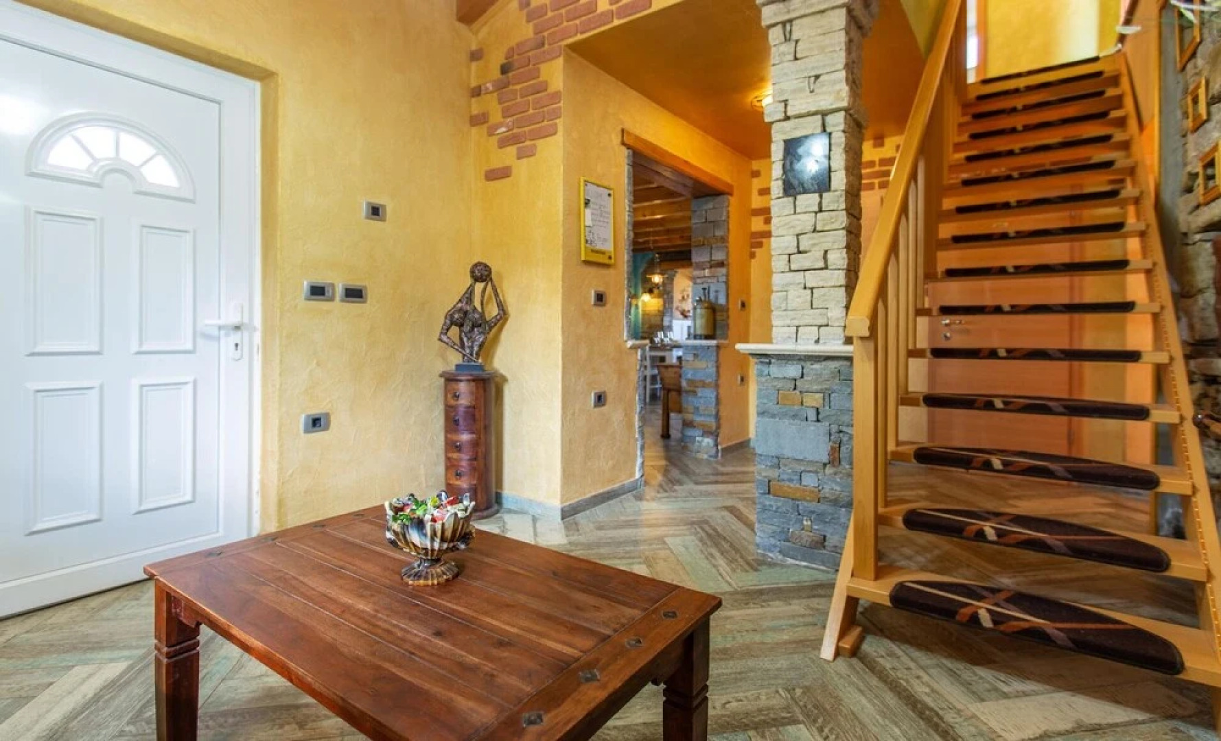 Stunning Home in Izola with Outdoor Swimming Pool, Hot Tub & 5 Bedrooms