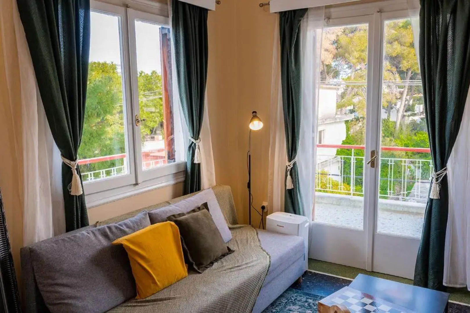 Lovely 1-bdrm condo, balconies 5 min walk to beach