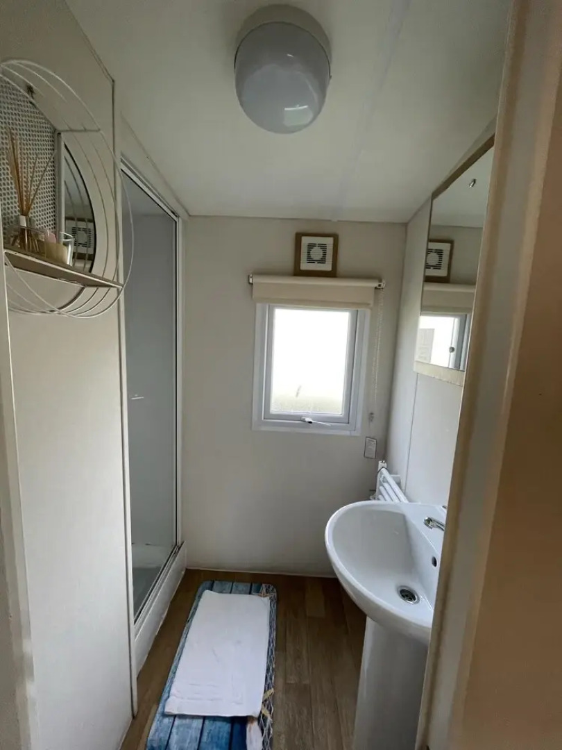 Caravan - Sleeps 10 - Pet Friendly - Parking